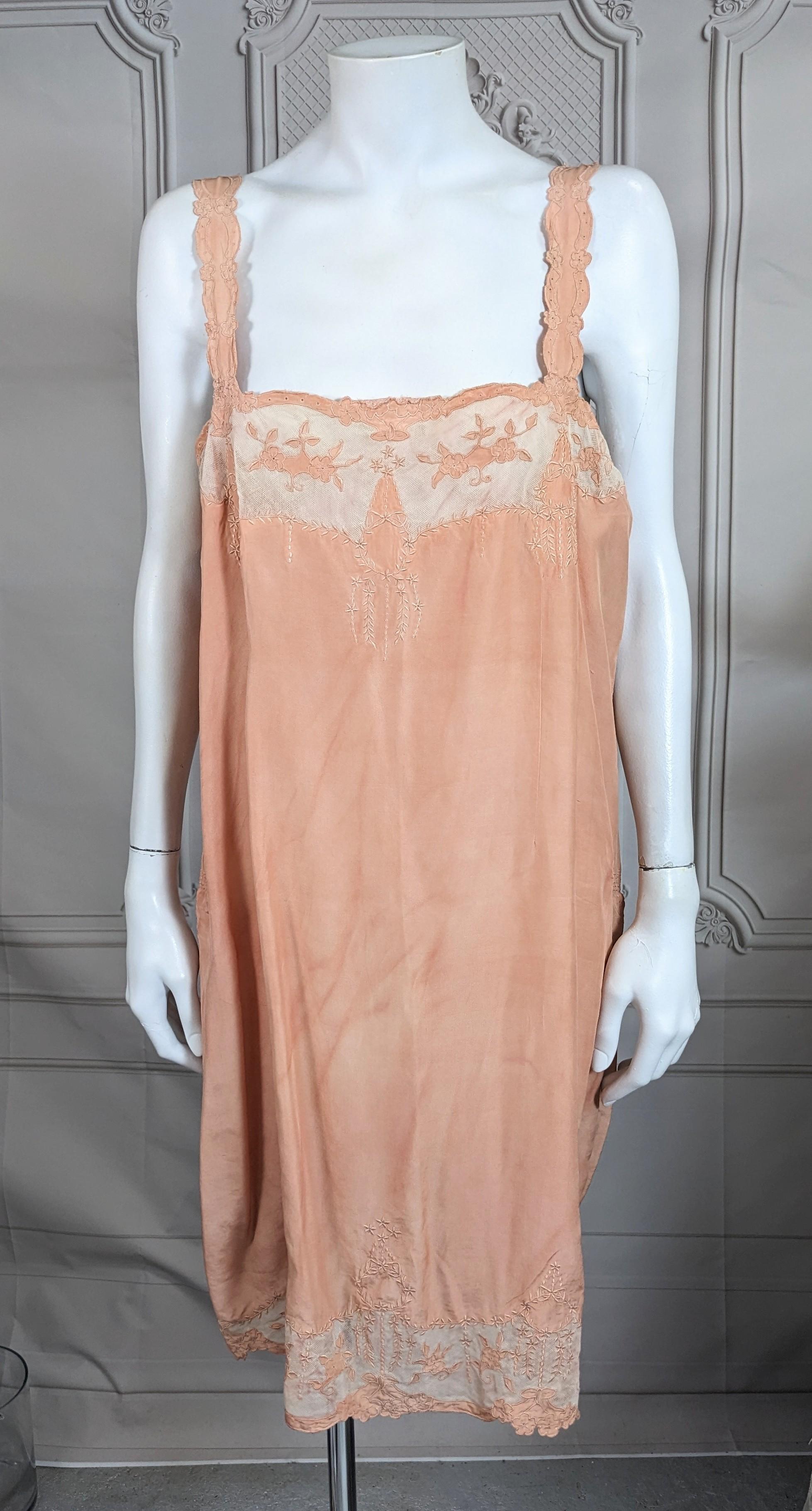 Teddy in crepe di seta e tulle sovratinto color albicocca degli anni Venti. Bellissimi ricami a ghirlanda e floreali e applicazioni su aree di tulle sul busto e sull'orlo. Taglio tubolare in taglia piena, facilmente cinturabile o acconciabile. Un
