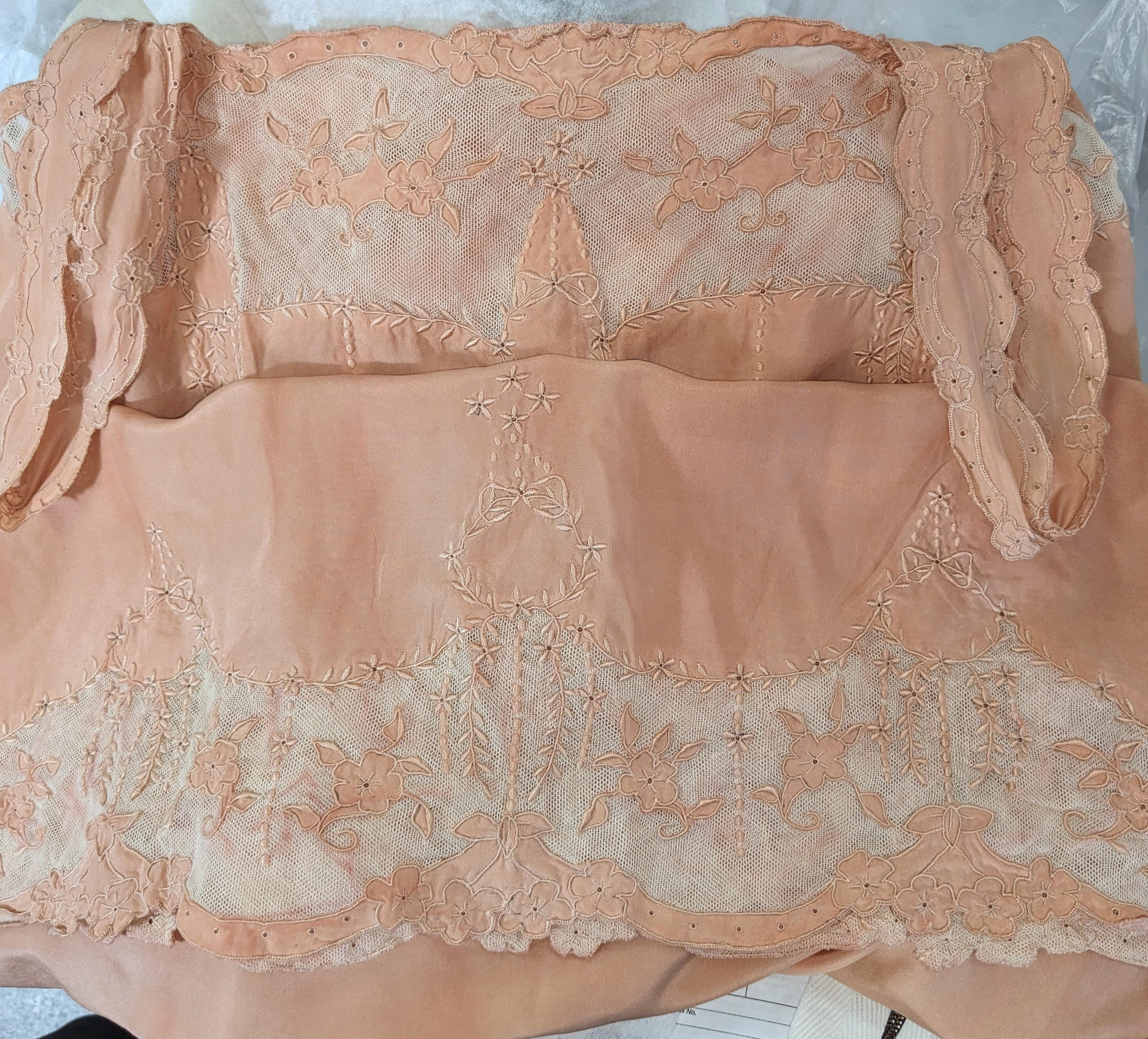 Teddy in crepe di seta sovratinto e tulle in vendita 2