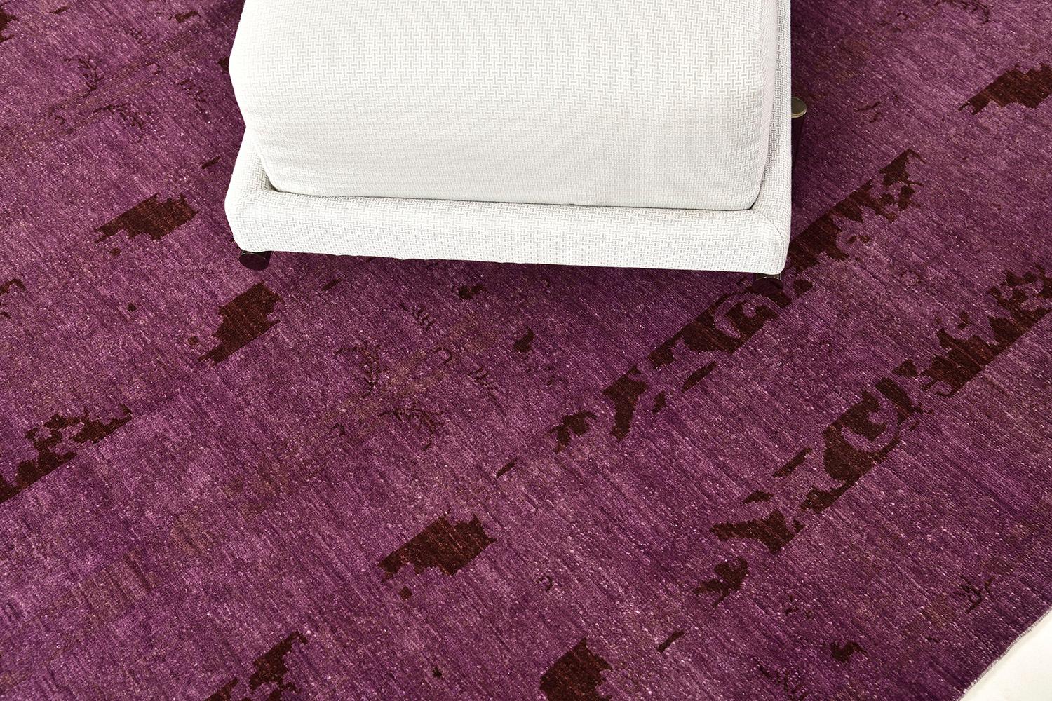 Ein bezaubernder Teppich mit einem Übergangsdesign, das die überfärbte Pflaume ergänzt. Unerkennbare Motive und Muster werden schön in Szene gesetzt, was den Teppich noch interessanter macht. Perfekt für Ihr traditionelles und modernes Interieur,