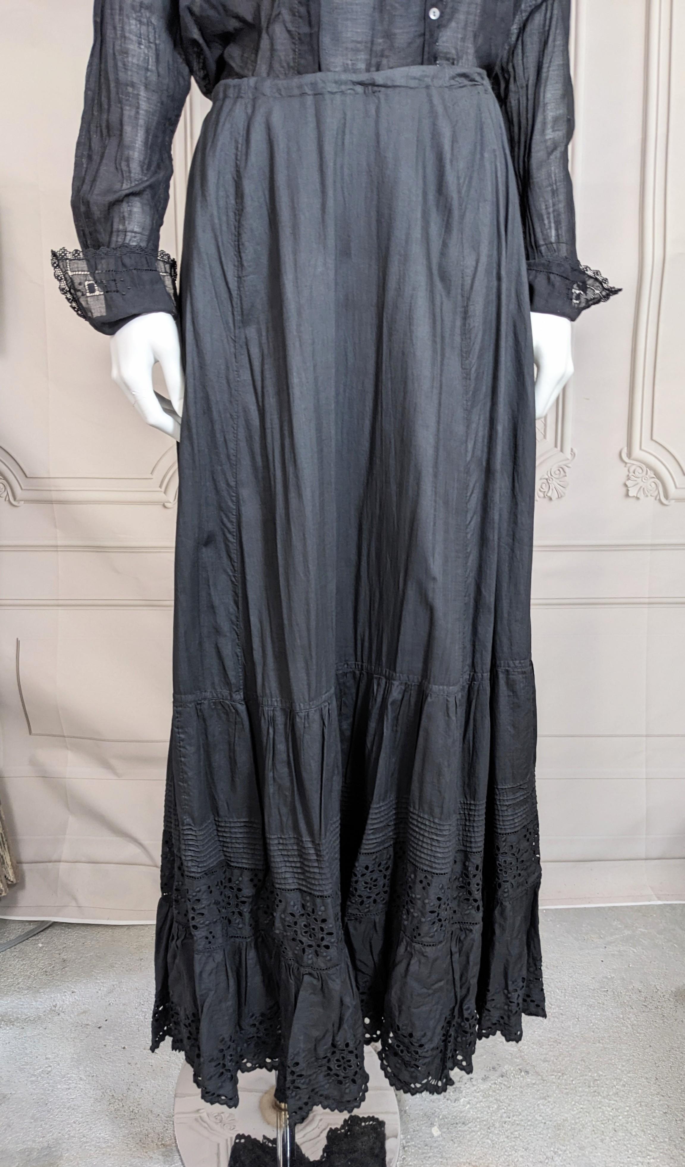 Übergefärbter viktorianischer Petticoat von Studio Vintage Luxury. Aus leichter Baumwolle mit mehreren Biesen und Spitzenbesatz mit Ösen. Voller doppelter Rüschensaum. 1880er Jahre USA. 28