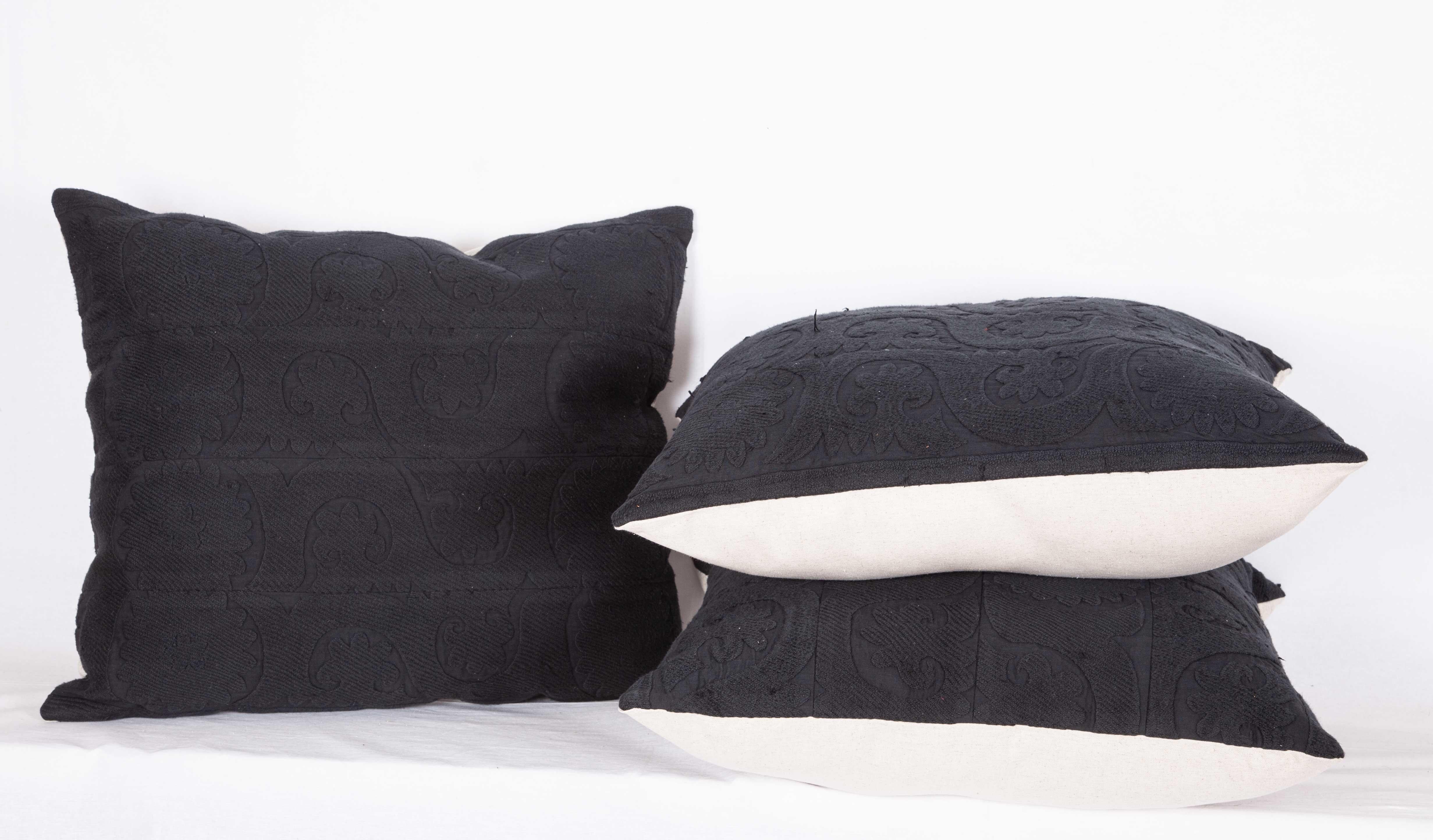 Boîtes d'oreillers Suzani vintage minimalistes et modernes surteintes, milieu du XXe siècle en vente 1