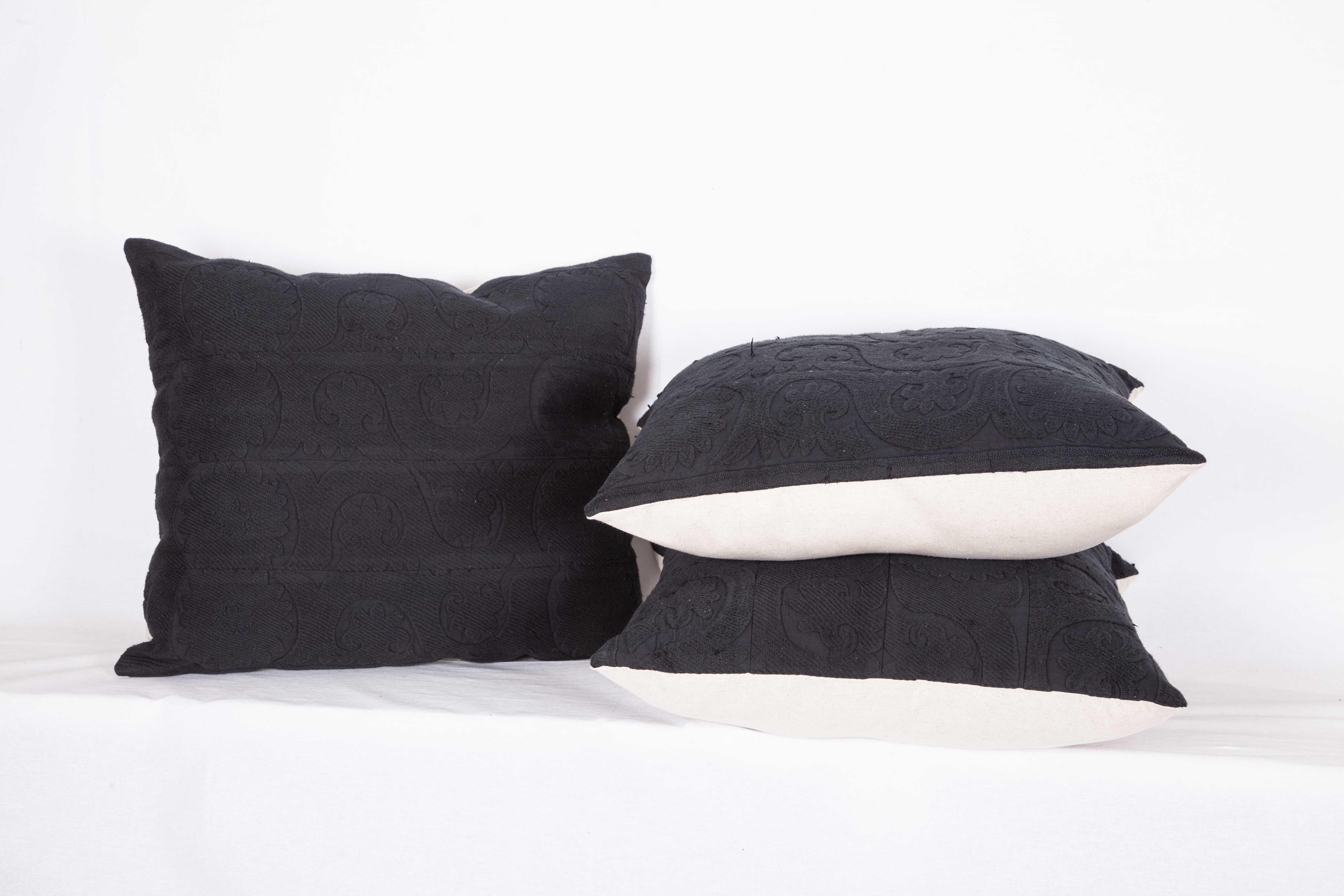 Boîtes d'oreillers Suzani vintage minimalistes et modernes surteintes, milieu du XXe siècle en vente 2