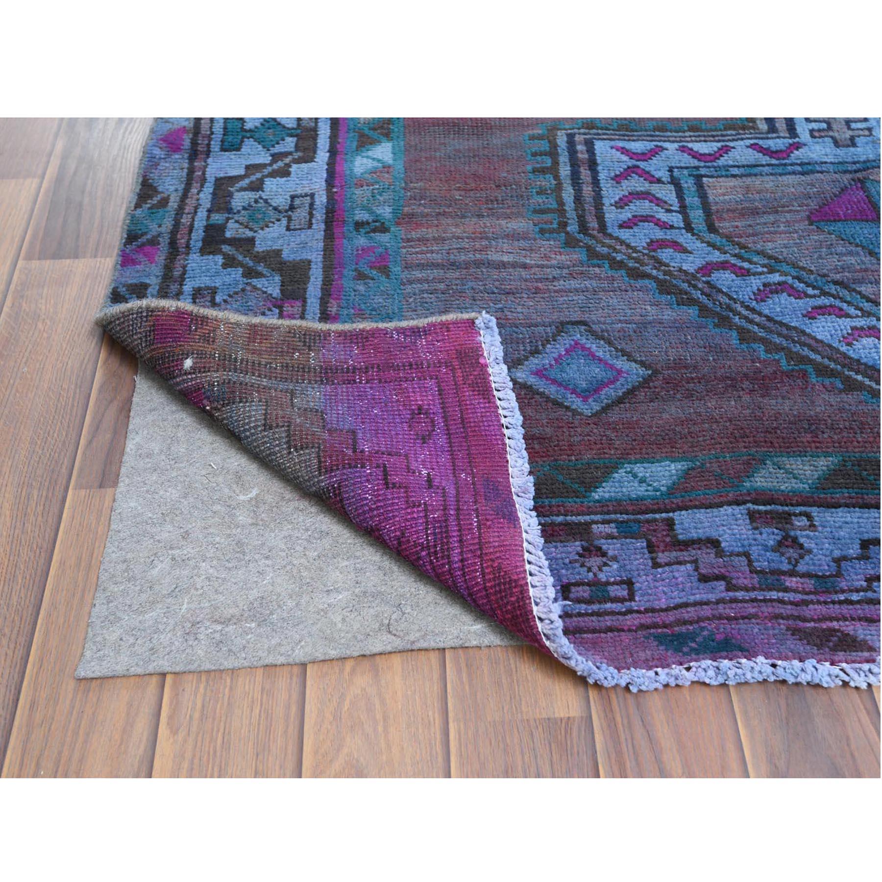 Handgeknüpfter persischer Overdyed Vintage-Teppich aus gegossener Wolle in Rot und Rosa (Mittelalterlich) im Angebot