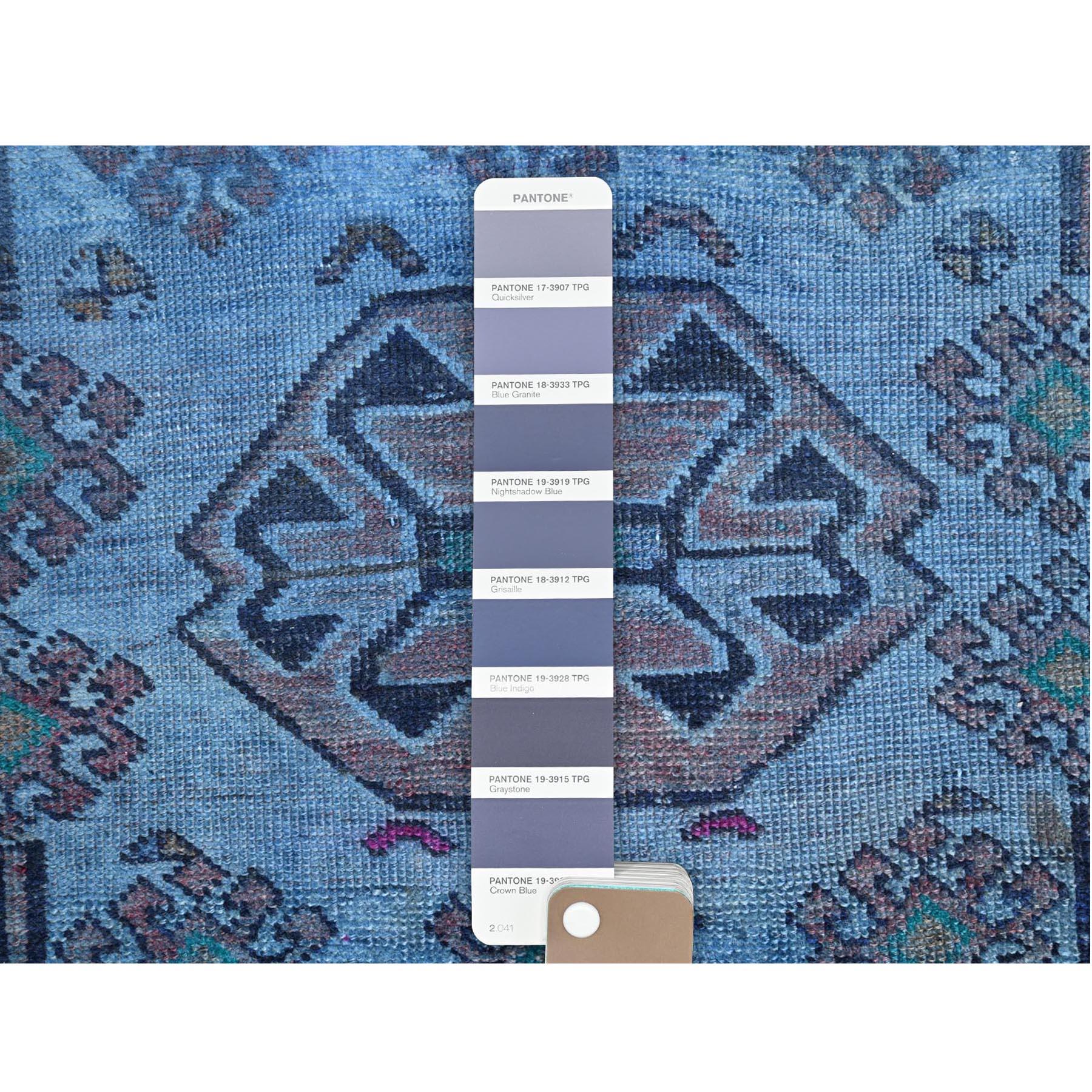 Handgeknüpfter persischer Overdyed Vintage-Teppich aus gegossener Wolle in Rot und Rosa (Persisch) im Angebot