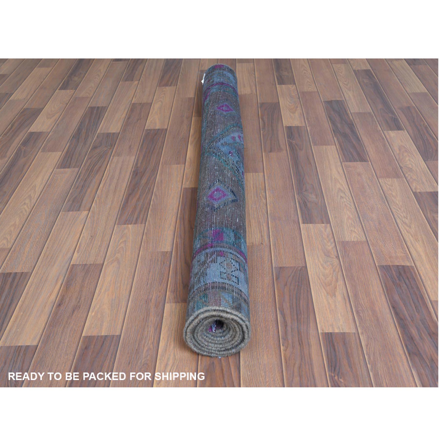 Handgeknüpfter persischer Overdyed Vintage-Teppich aus gegossener Wolle in Rot und Rosa im Zustand „Gut“ im Angebot in Carlstadt, NJ