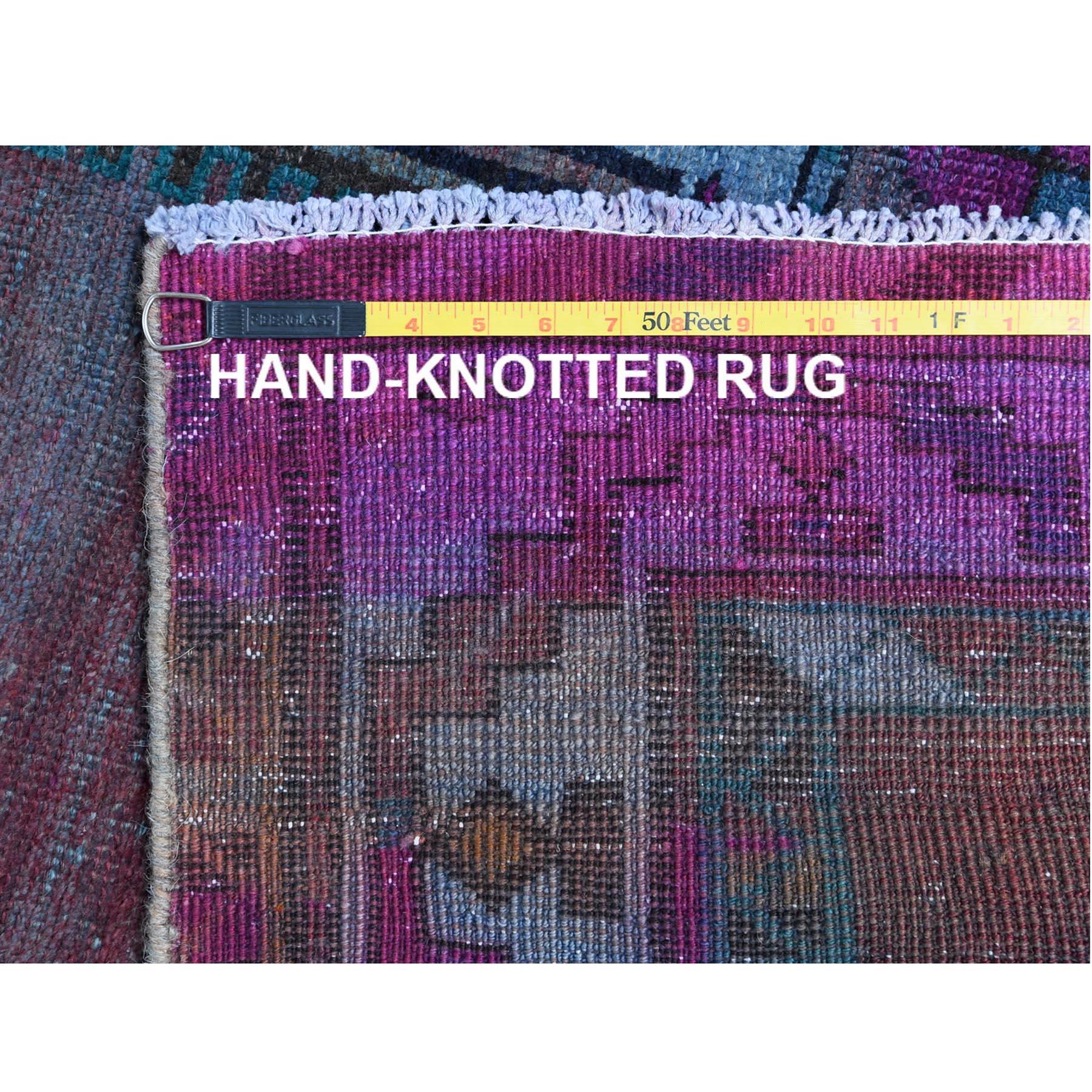 Handgeknüpfter persischer Overdyed Vintage-Teppich aus gegossener Wolle in Rot und Rosa im Angebot 1