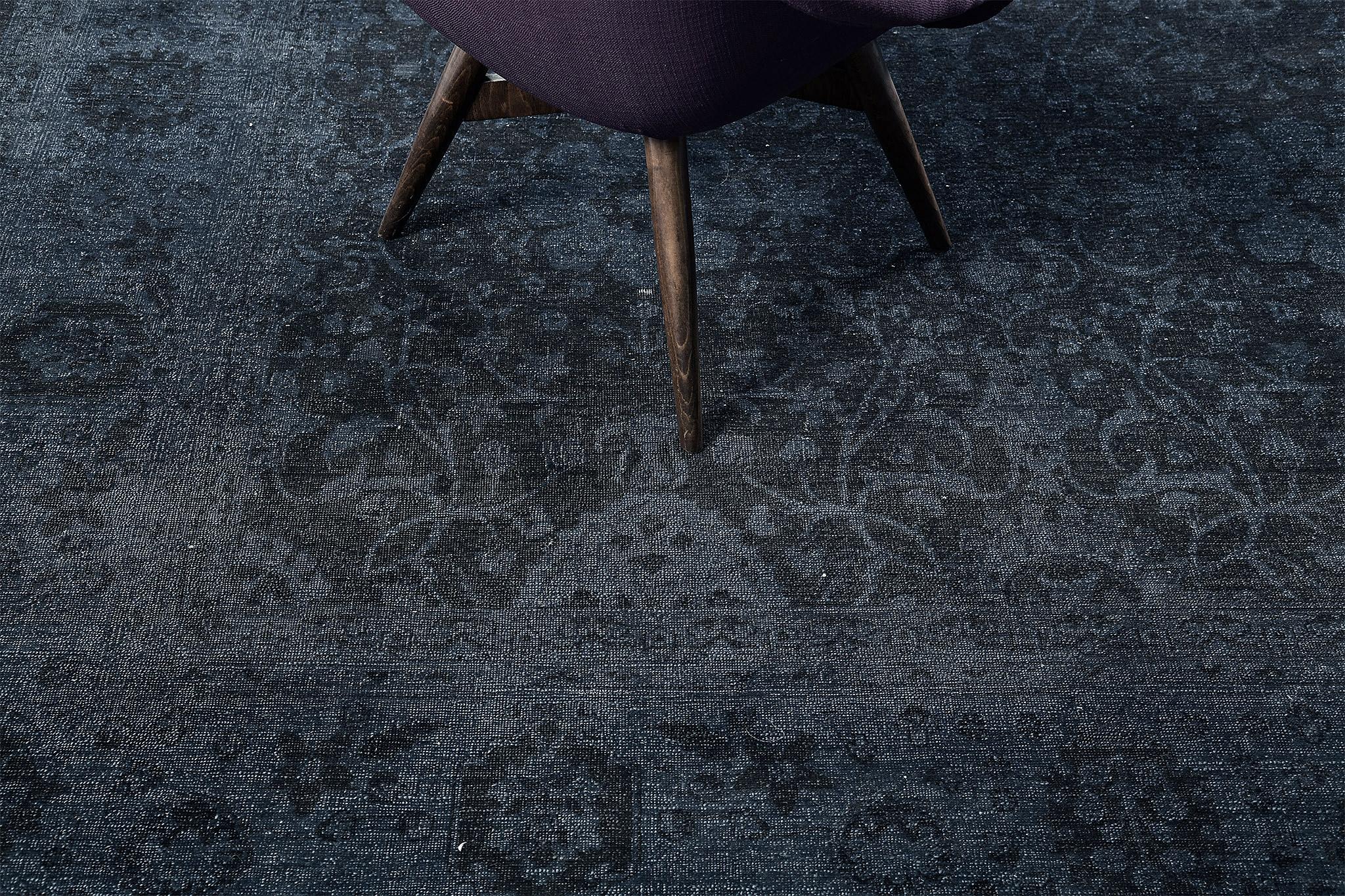 XXIe siècle et contemporain Tapis Revival Tabriz antique surteint de style vintage en vente