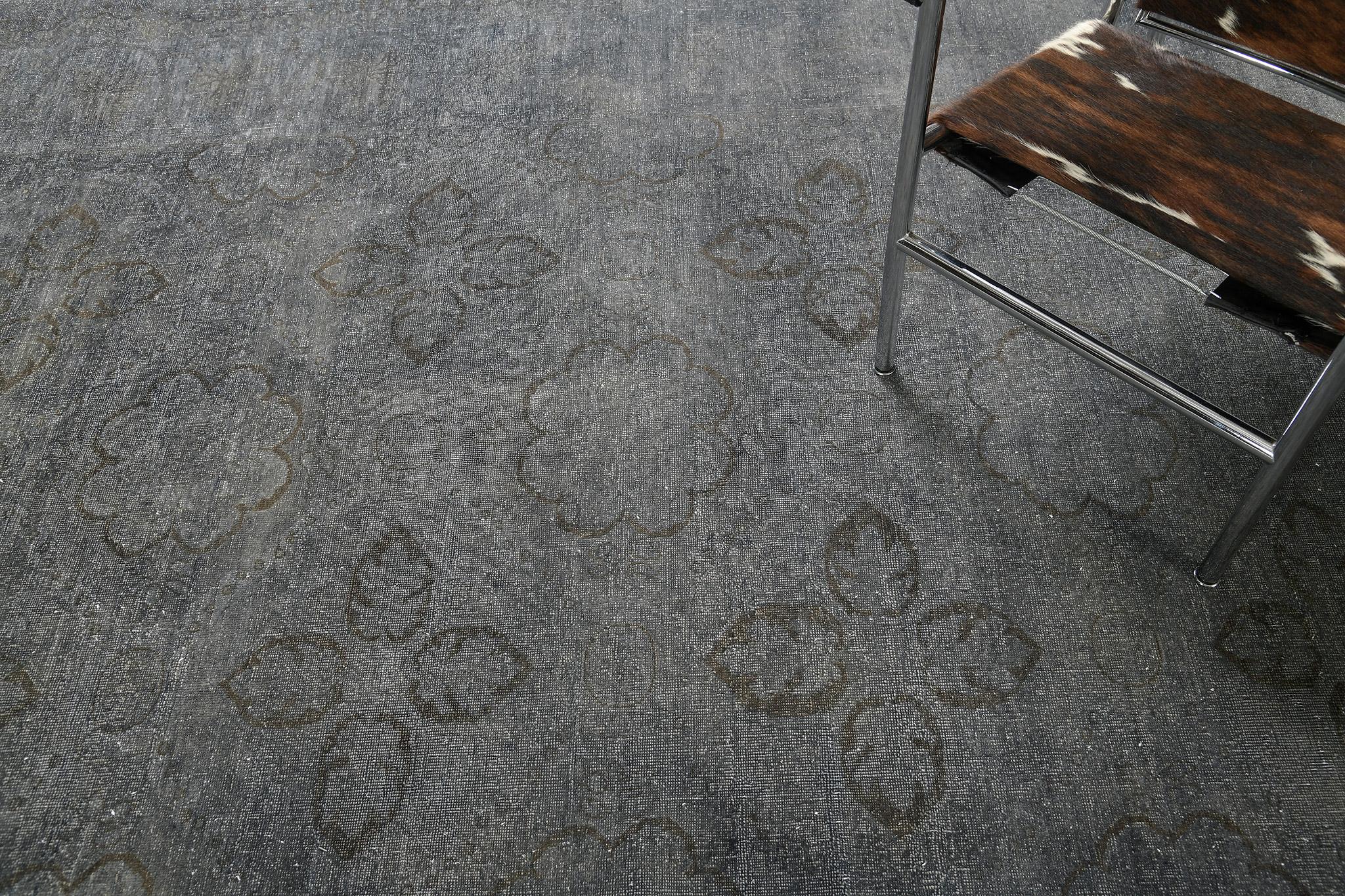 Eine unglaubliche Wiederbelebung des Arts-and-Craft-Stils mit den begehrtesten eleganten, gedämpften Farbtönen. Anmutig in einem Sandfeld liegend, sind die blühenden Palmetten und kunstvollen botanischen Muster symmetrisch geformt und von einer