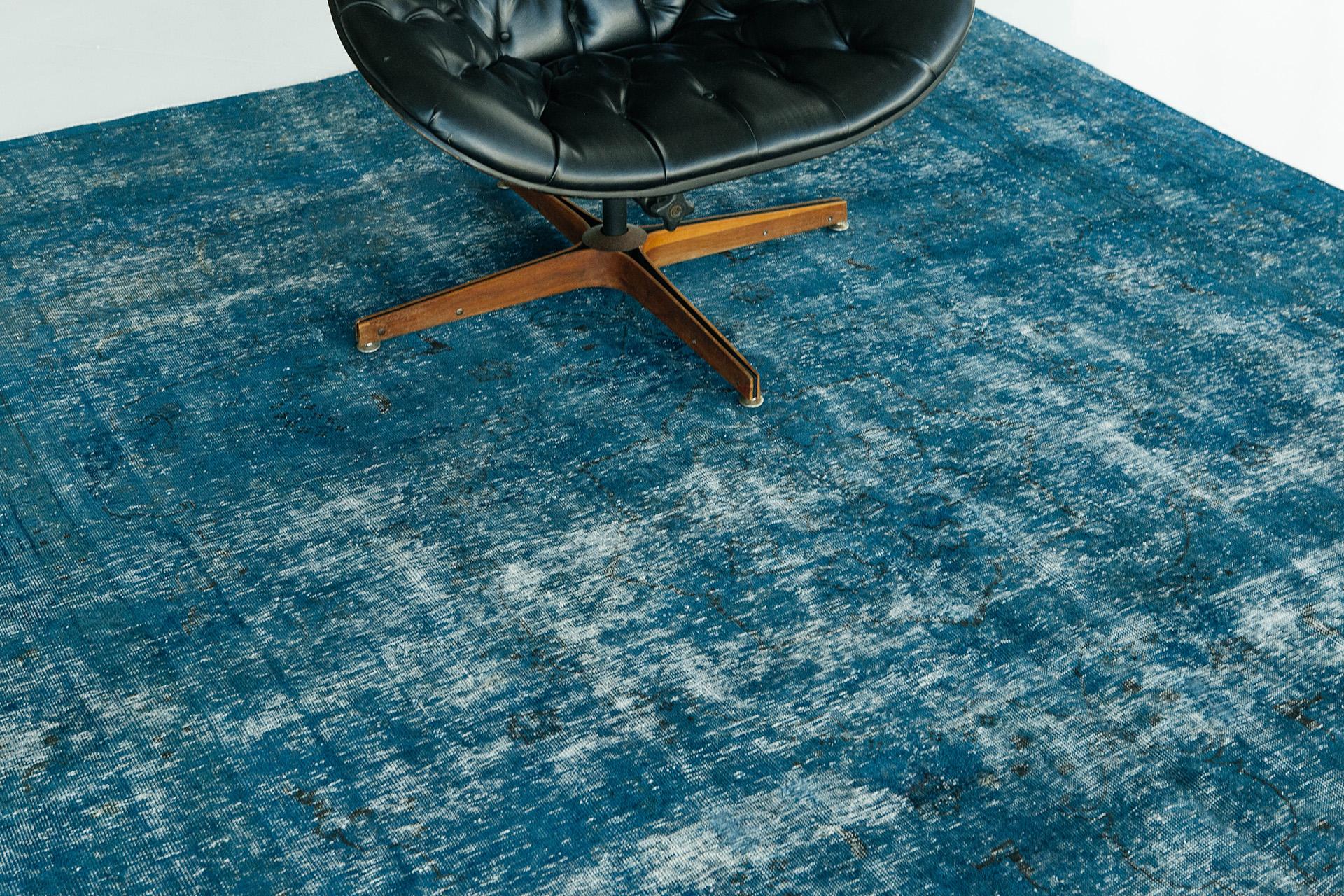 Un tapis de style vintage magnifiquement surteint, profondément saturé dans un ton bleu royal envoûtant. Ce tapis polyvalent ajoutera une touche royale et un attrait extraordinaire à votre espace. Des intérieurs contemporains ou modernes aux