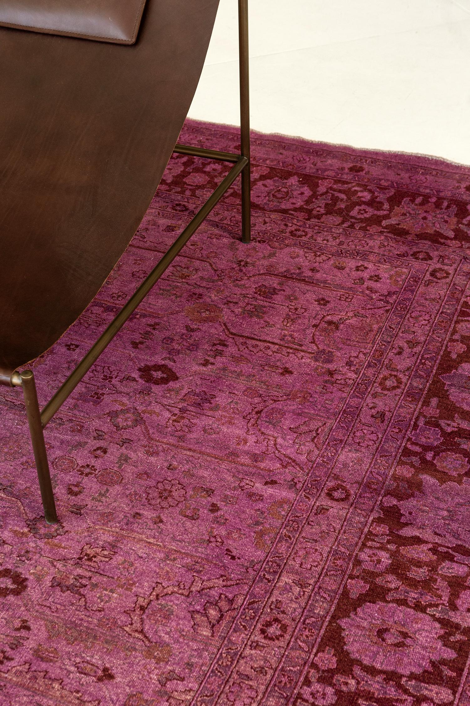 Un magnifique tapis surteint de style vintage, profondément saturé dans un ton orchidée envoûtant. Ce tapis polyvalent ajoutera une touche royale et un attrait extraordinaire à votre espace. Des intérieurs contemporains ou modernes aux intérieurs