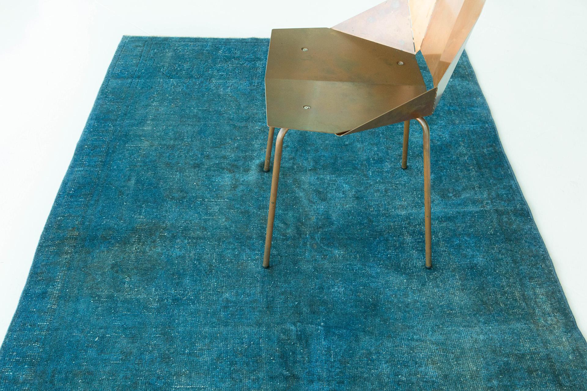 Überfärbter türkisch-anatolischer Vintage-Teppich im Zustand „Relativ gut“ im Angebot in WEST HOLLYWOOD, CA