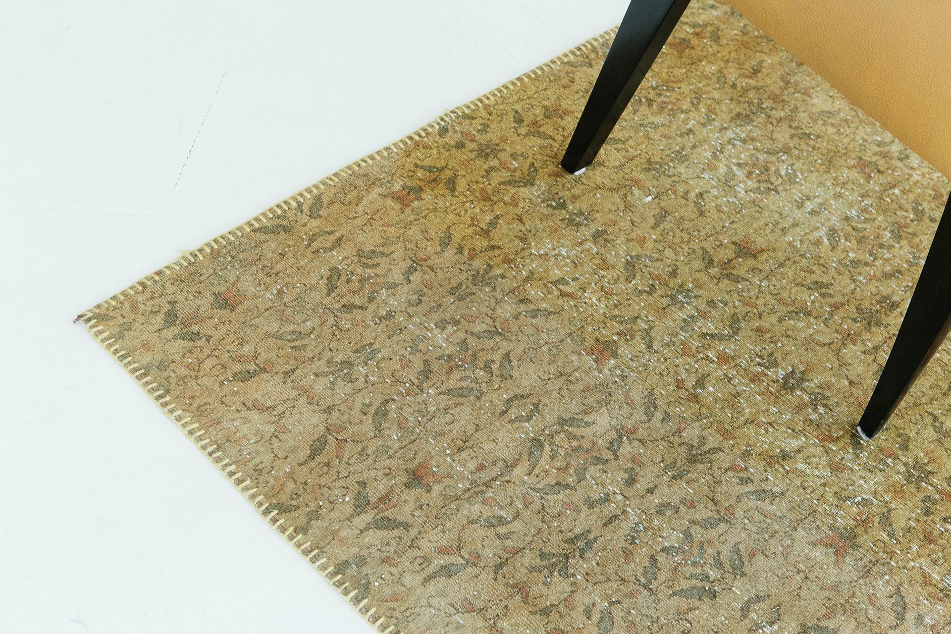 Überfärbter türkischer anatolischer Teppich im Quadrat (Handgeknüpft) im Angebot