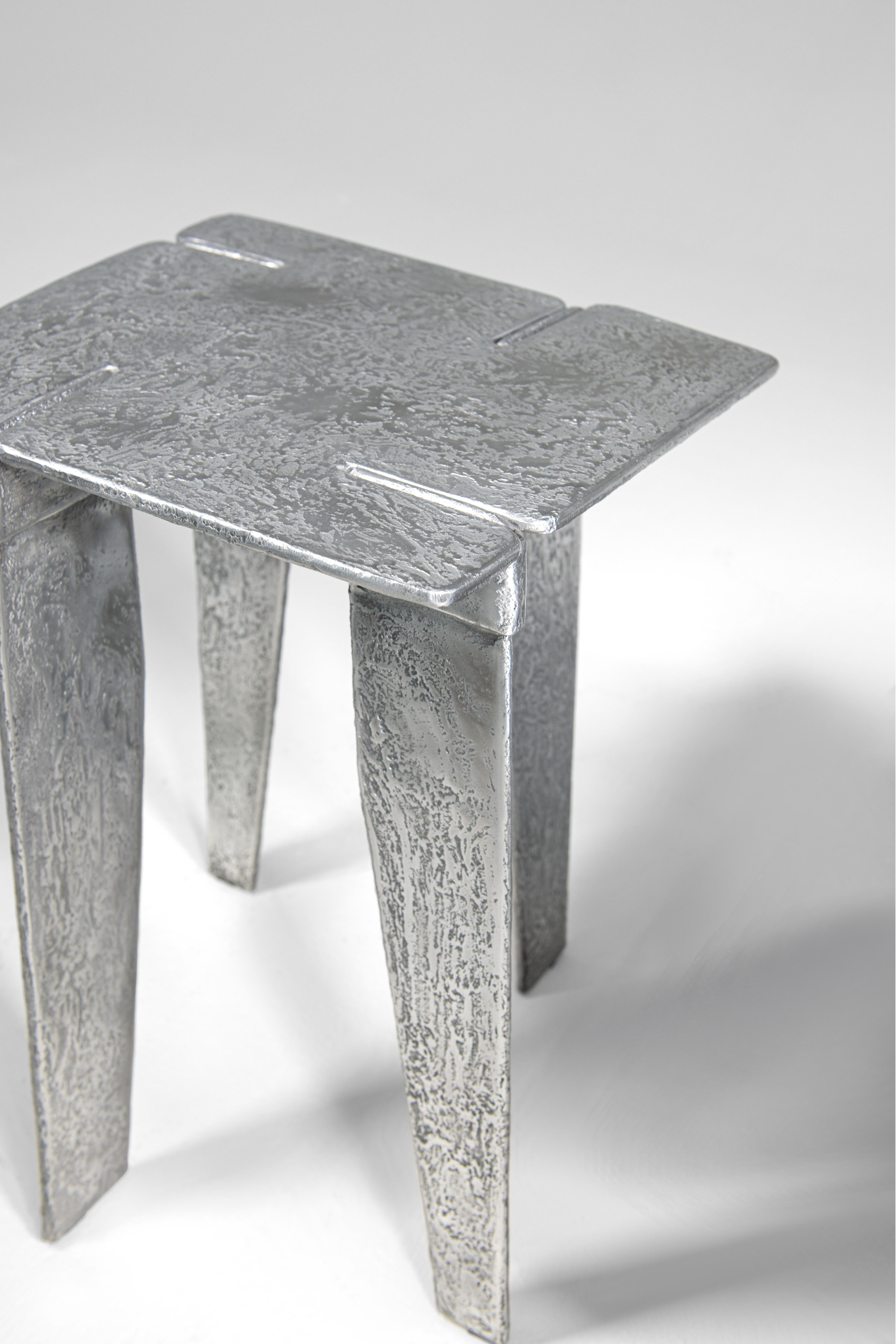 Moderne Table d'appoint sculpturale contemporaine par HESSENTIA en fonte d'aluminium, métal véritable. en vente