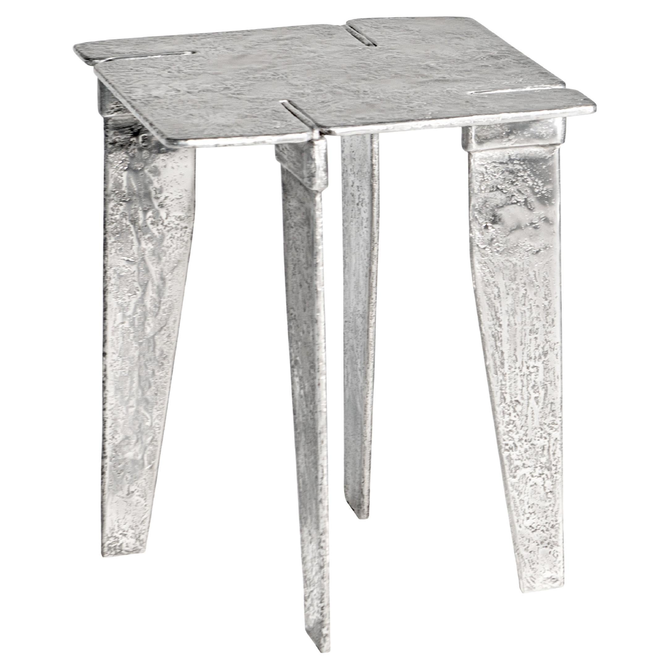 Table d'appoint sculpturale contemporaine par HESSENTIA en fonte d'aluminium, métal véritable.