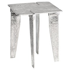 Table d'appoint sculpturale contemporaine par HESSENTIA en fonte d'aluminium, métal véritable.