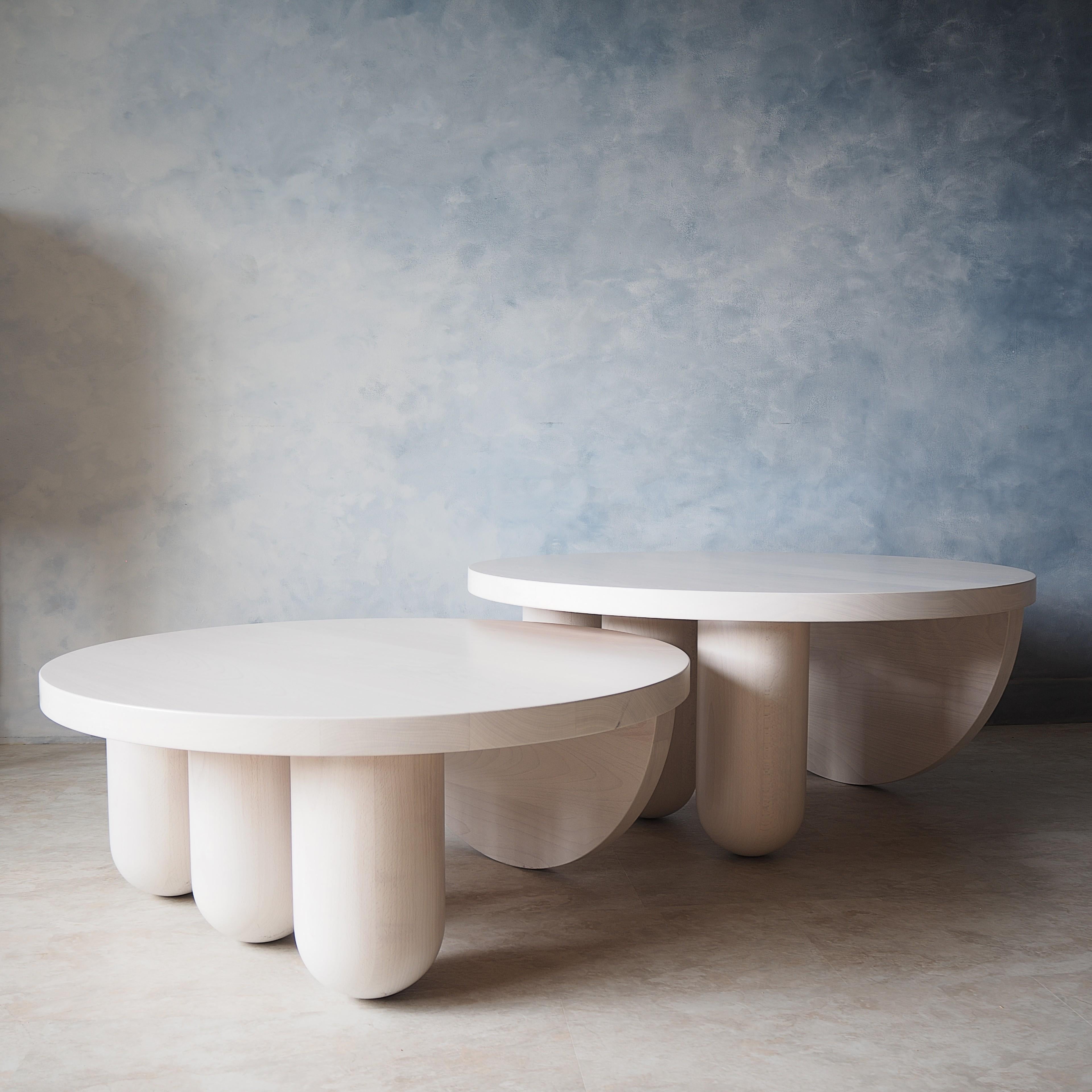 Blanchi Tables basses gigognes à trois colonnes par MSJ Furniture Studio en vente