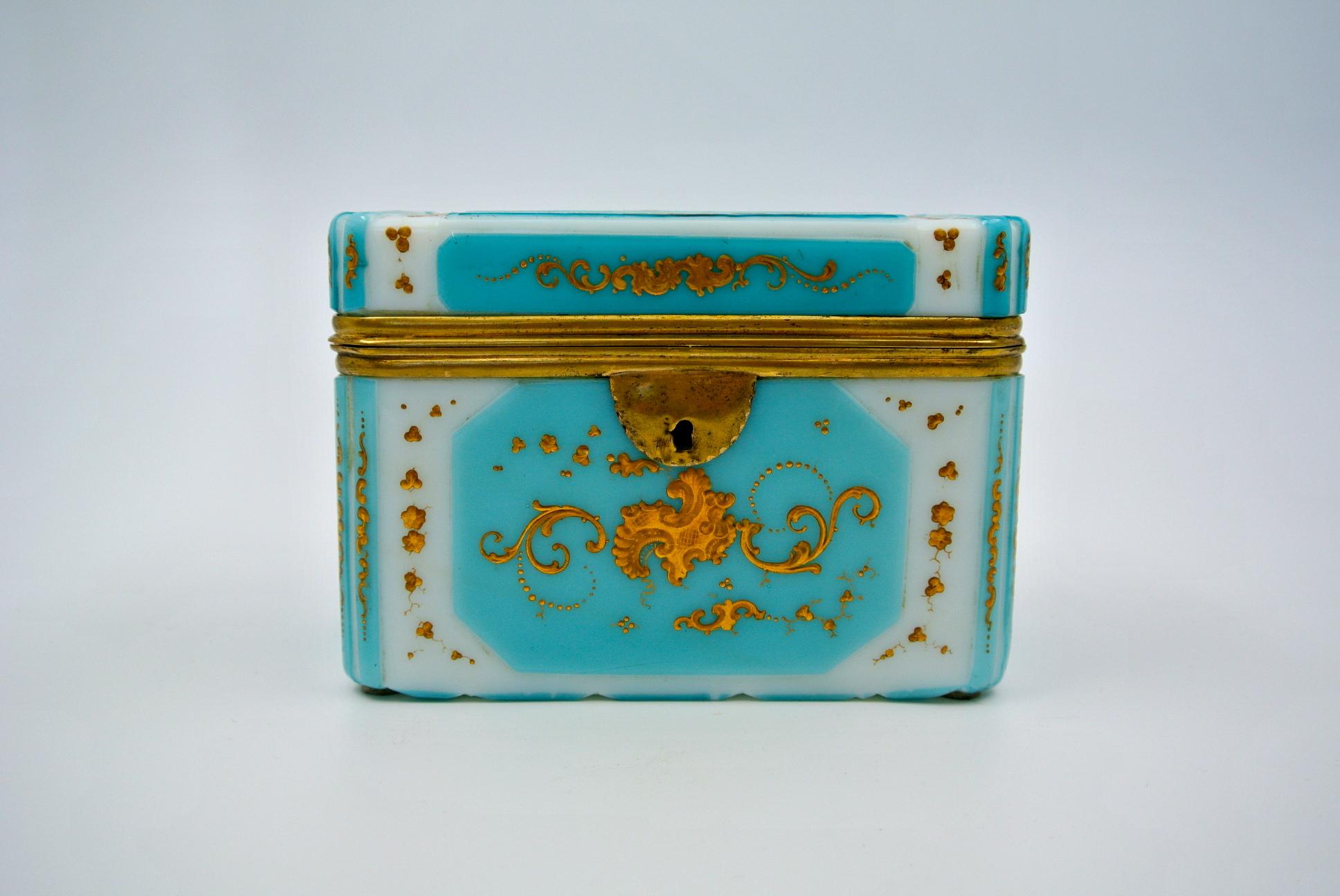 Overlay box, gold enameled opaline, brass frame, 19th century, Napoleon III Period.
Measures: H 11cm, W 15cm, D 8.5cm.