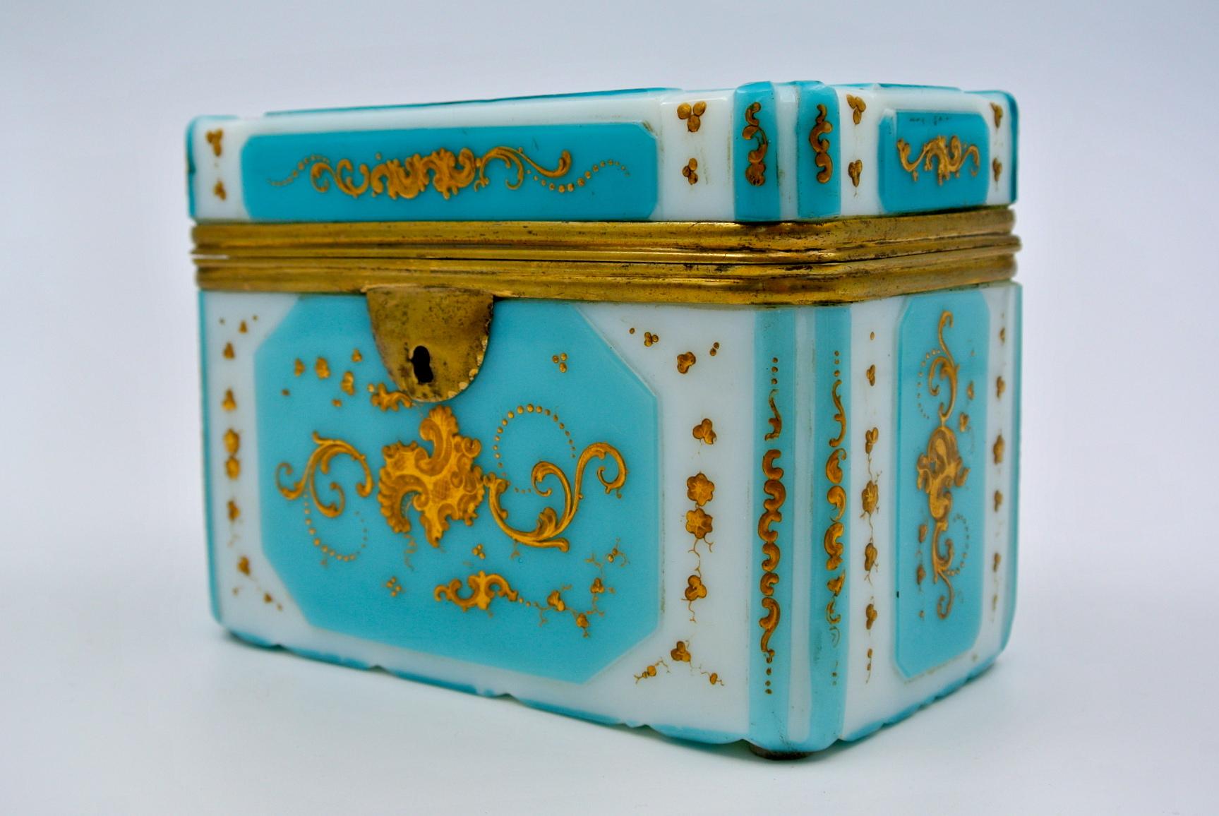 Overlay Box, Gold Enameled Opaline In Good Condition In Saint-Ouen, FR
