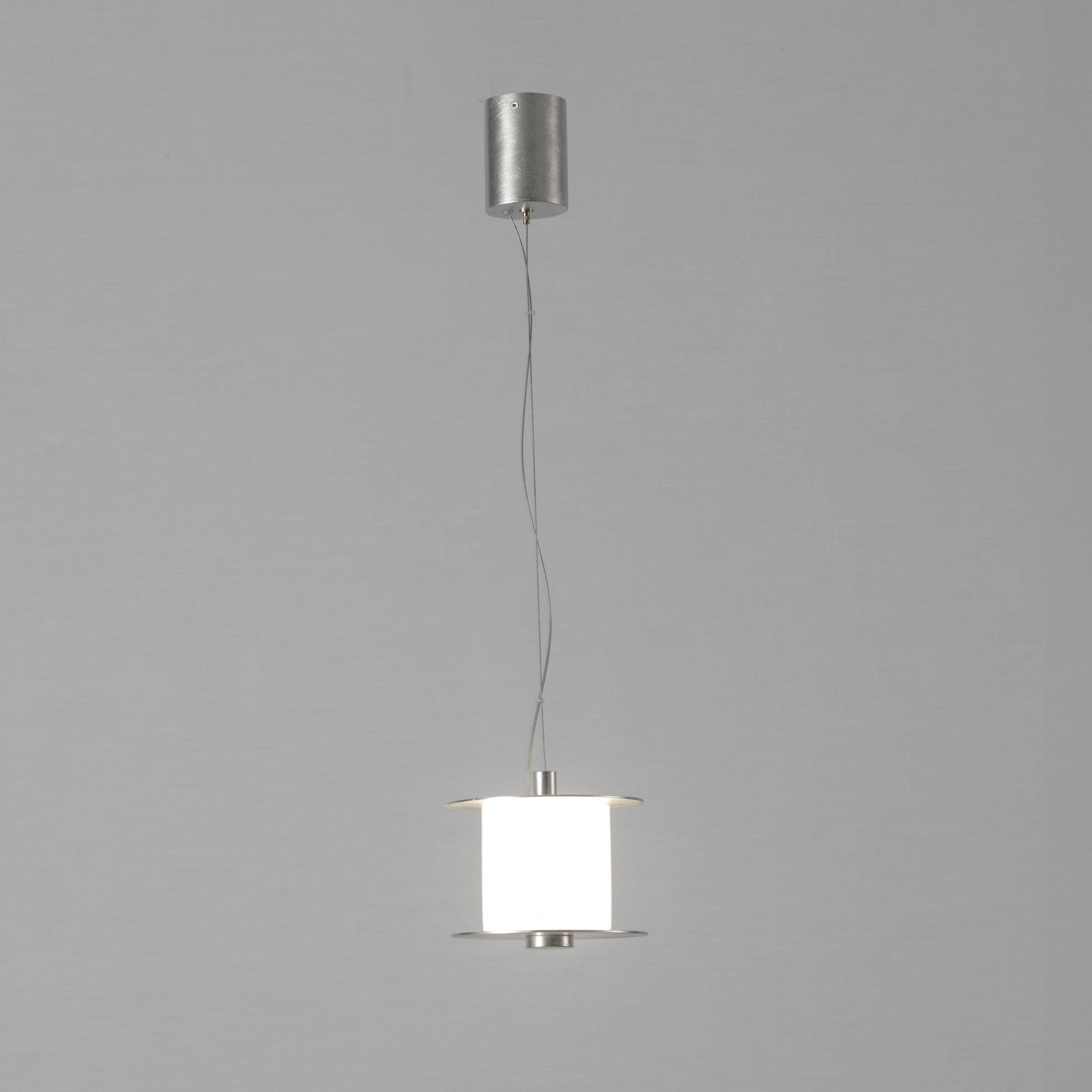 Lampada da soffitto Overlay, 21638, di Stillux Illuminazione
Dimensioni: D. A. 17 x H. 14 cm.
Materiali: Acciaio, ferro, vetro.

Disponibile in foglia oro, foglia argento, nero velluto o argento opaco. Contattateci.

Tutte le nostre lampade possono