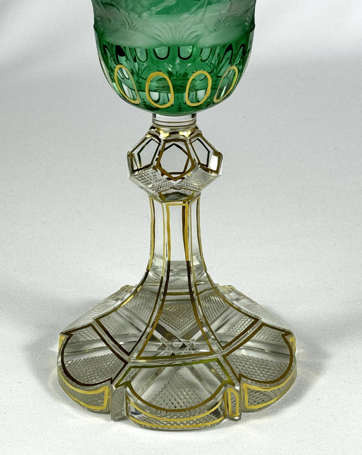 Copa de cristal superpuesto, tallado, dorado con grabado de caballos. Trabajo a medida. Hecho a mano en venta