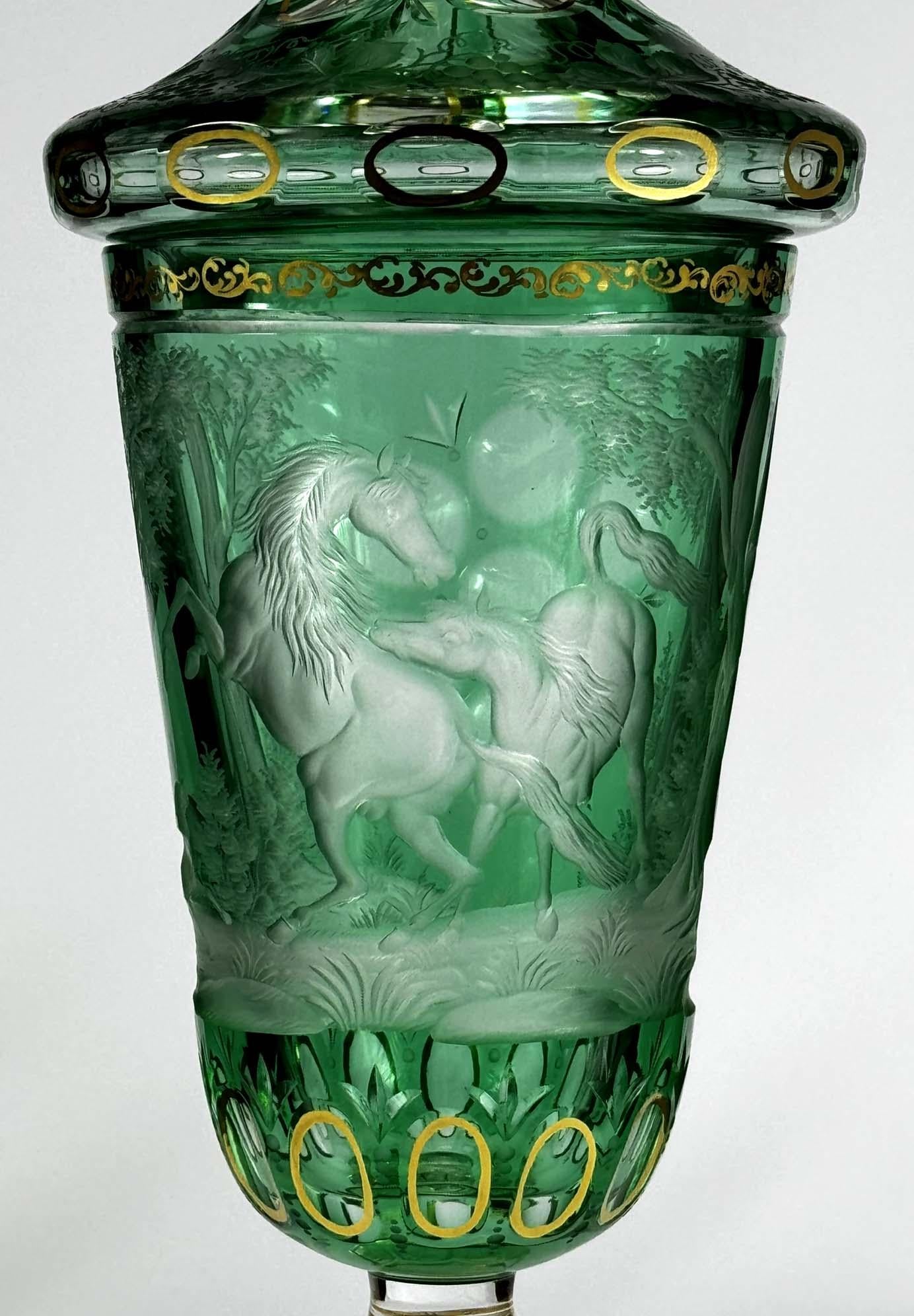 Copa de cristal superpuesto, tallado, dorado con grabado de caballos. Trabajo a medida. en Nuevo estado para la venta en Nový Bor, CZ