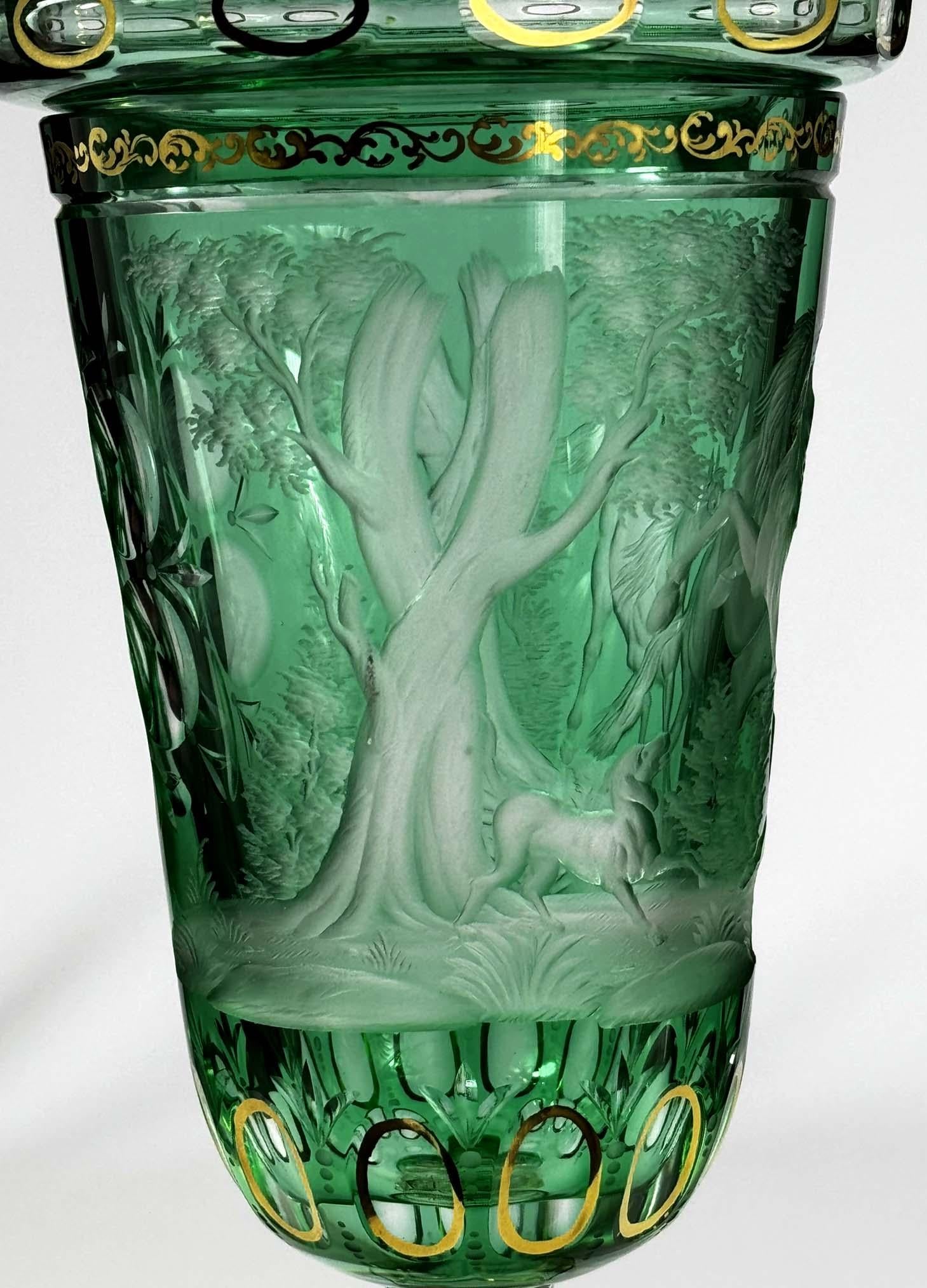 Copa de cristal superpuesto, tallado, dorado con grabado de caballos. Trabajo a medida. Siglo XXI y contemporáneo en venta