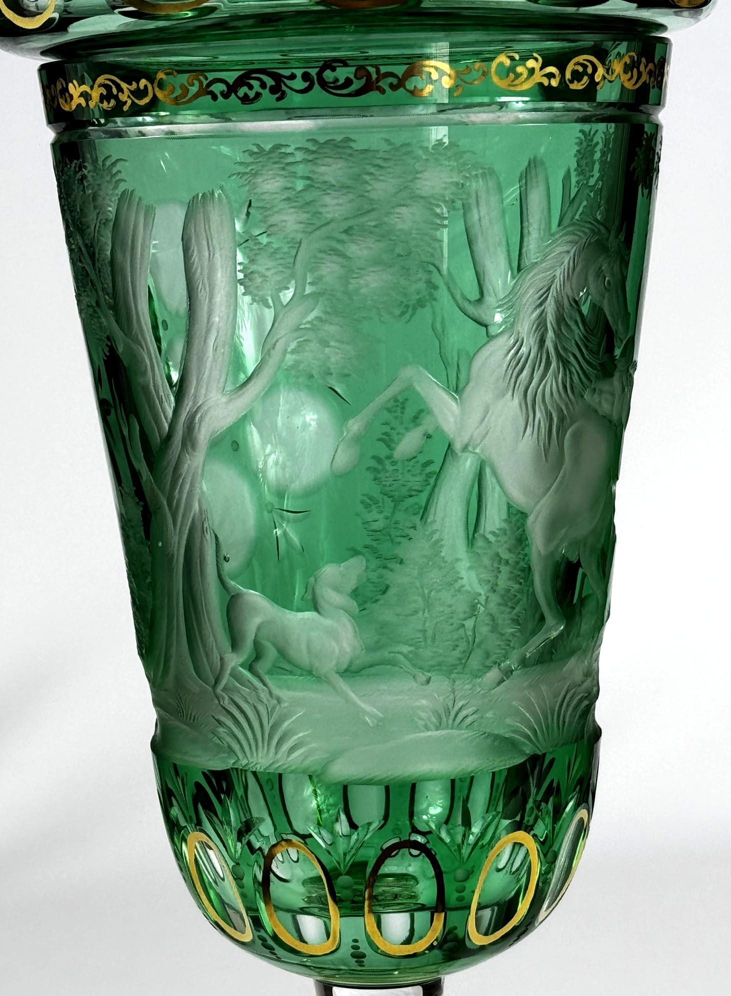 Copa de cristal superpuesto, tallado, dorado con grabado de caballos. Trabajo a medida. Vidrio en venta
