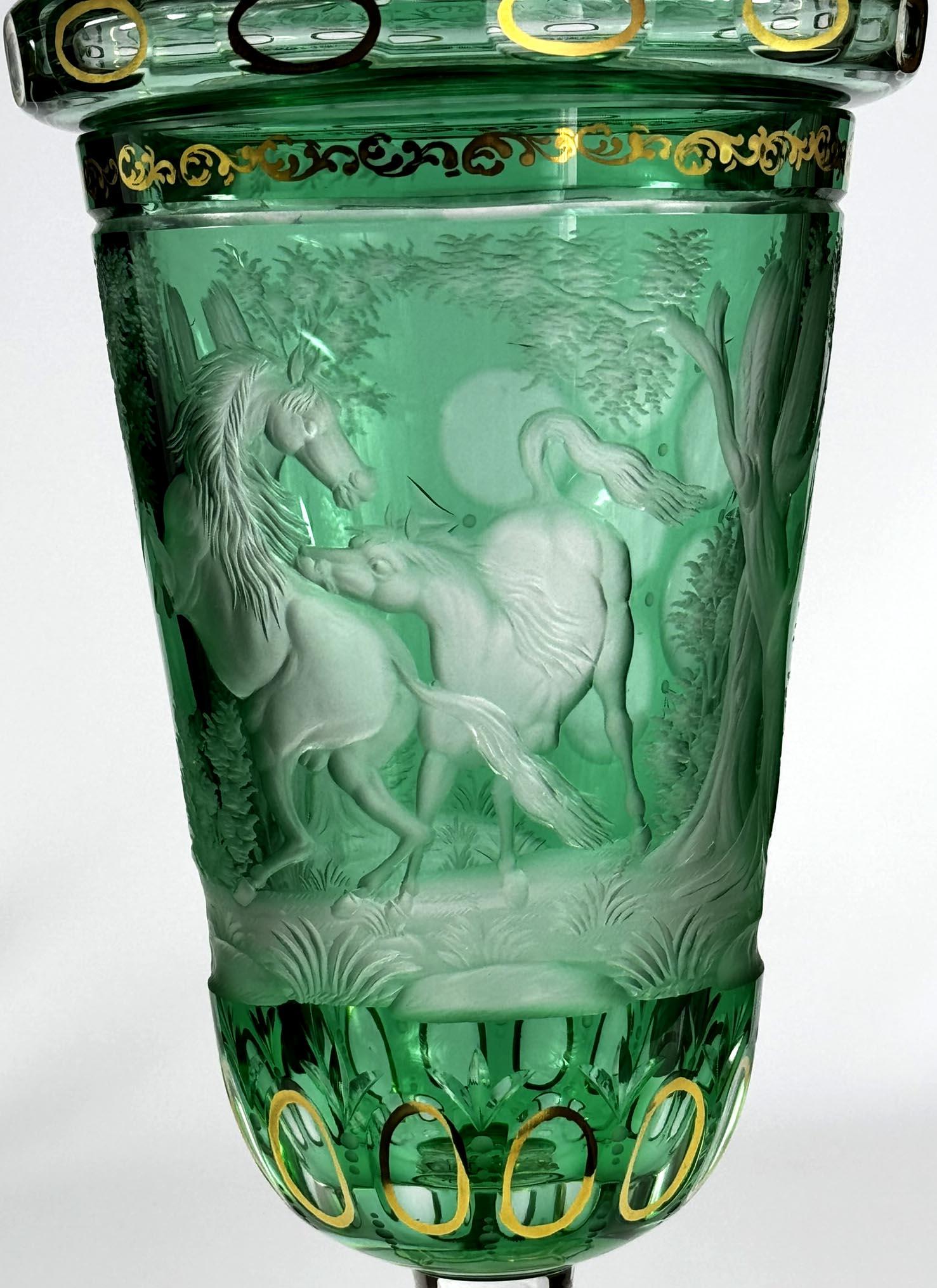 Copa de cristal superpuesto, tallado, dorado con grabado de caballos. Trabajo a medida. en venta 2