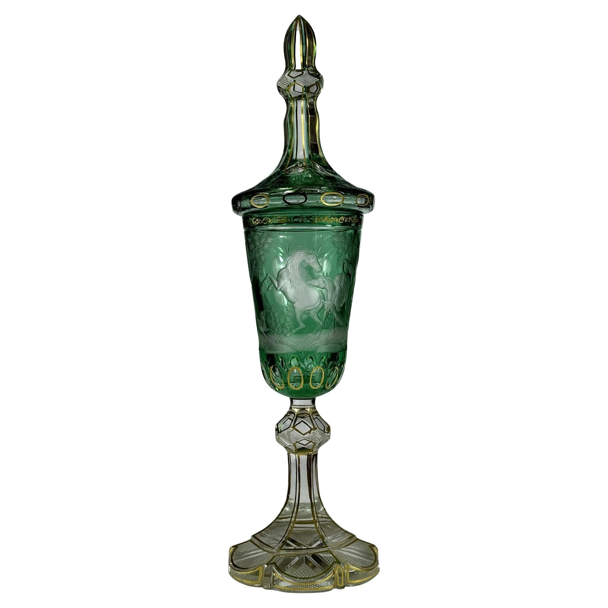 Copa de cristal superpuesto, tallado, dorado con grabado de caballos. Trabajo a medida. en venta