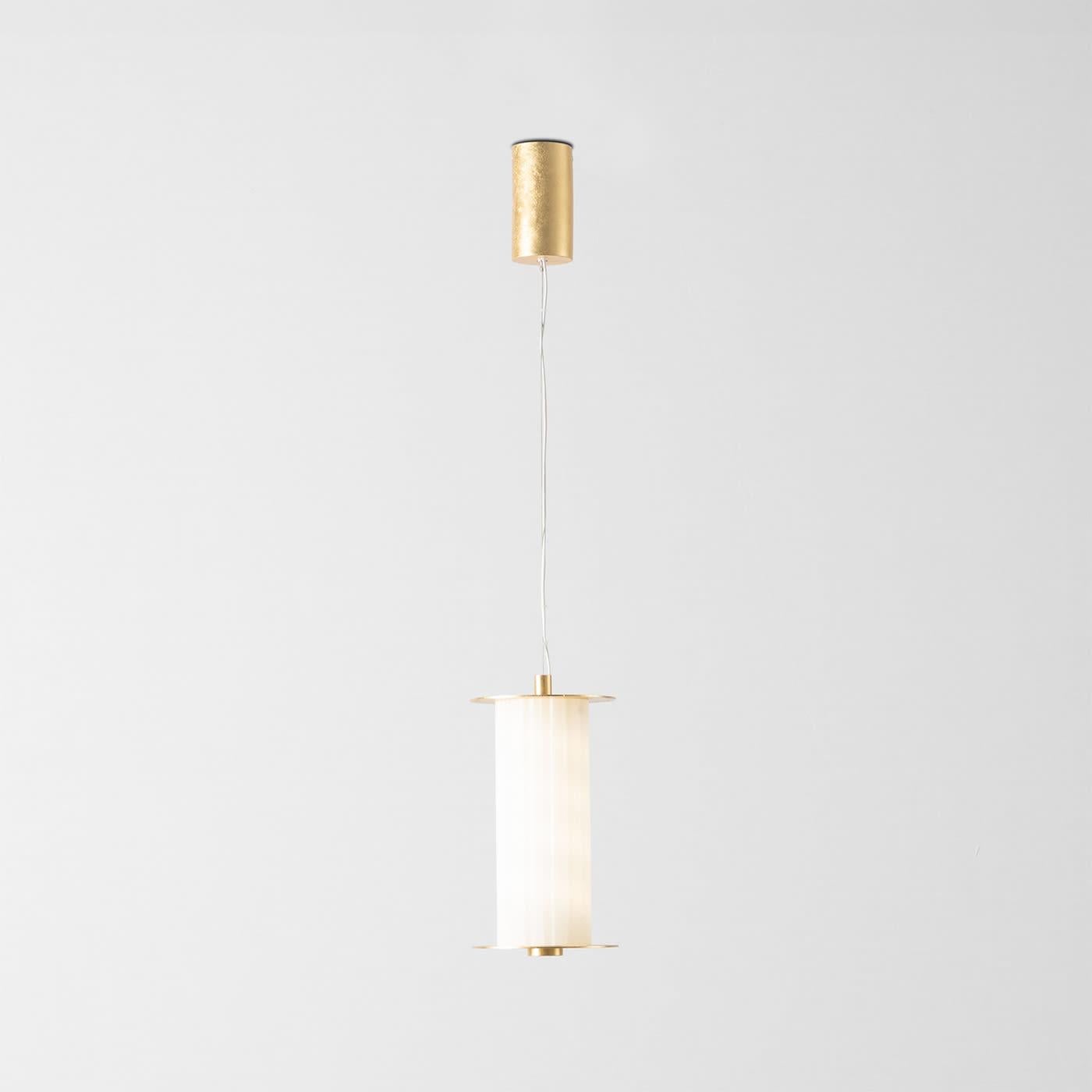 Minute artisan treatments and refined geometric details characterize this exquisite pendant lamp, a precious addition to modern and contemporary interiors. Sealed by golden metal disks harmonizing with the cylindrical ceiling mount, a likewise