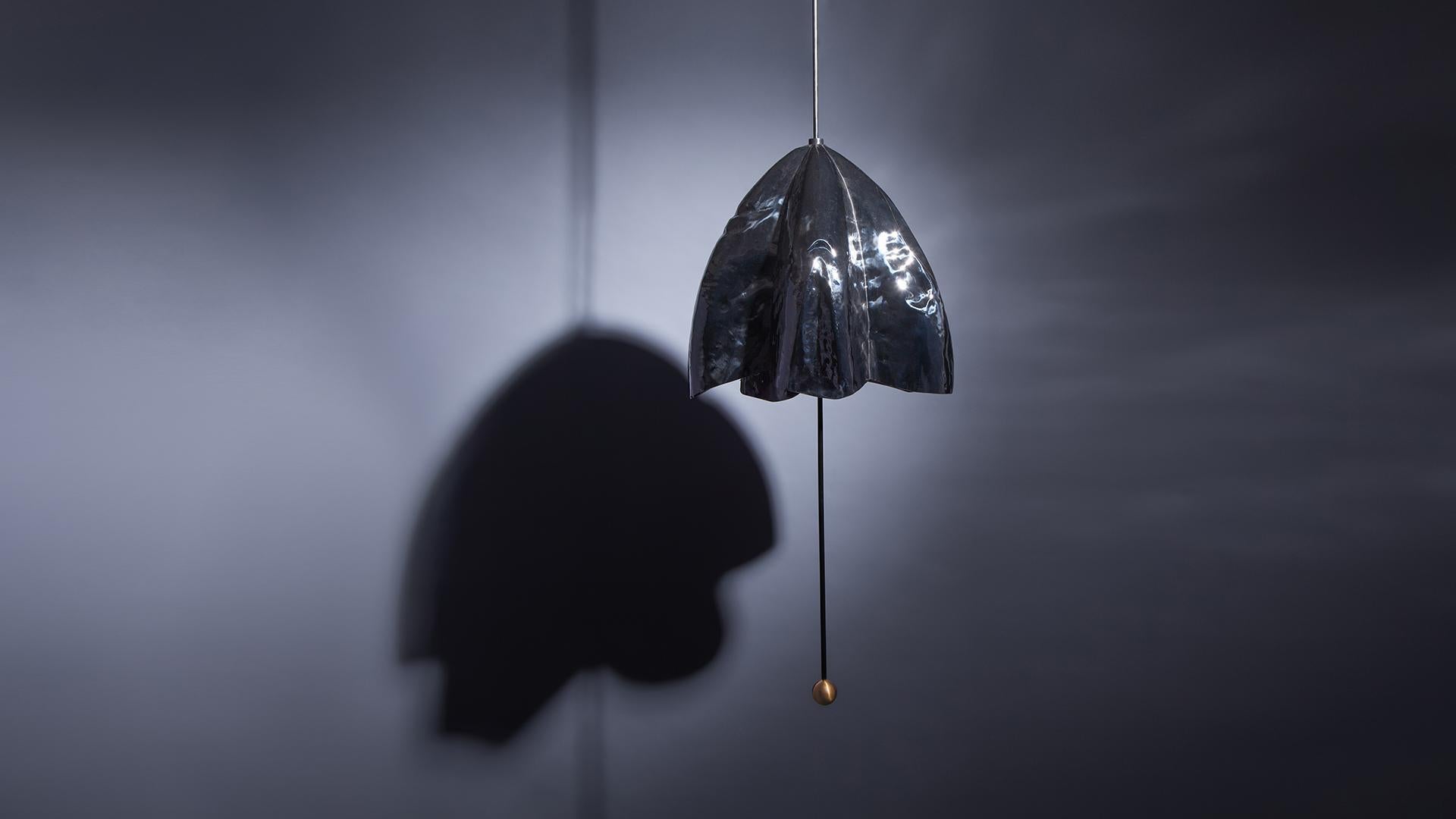 Overlay I - Pendentif sculpté par Paul Matter
Superposition un
Miroir en acier battu à la main avec laiton brûlé et laiton brossé
Dimensions : H : 98