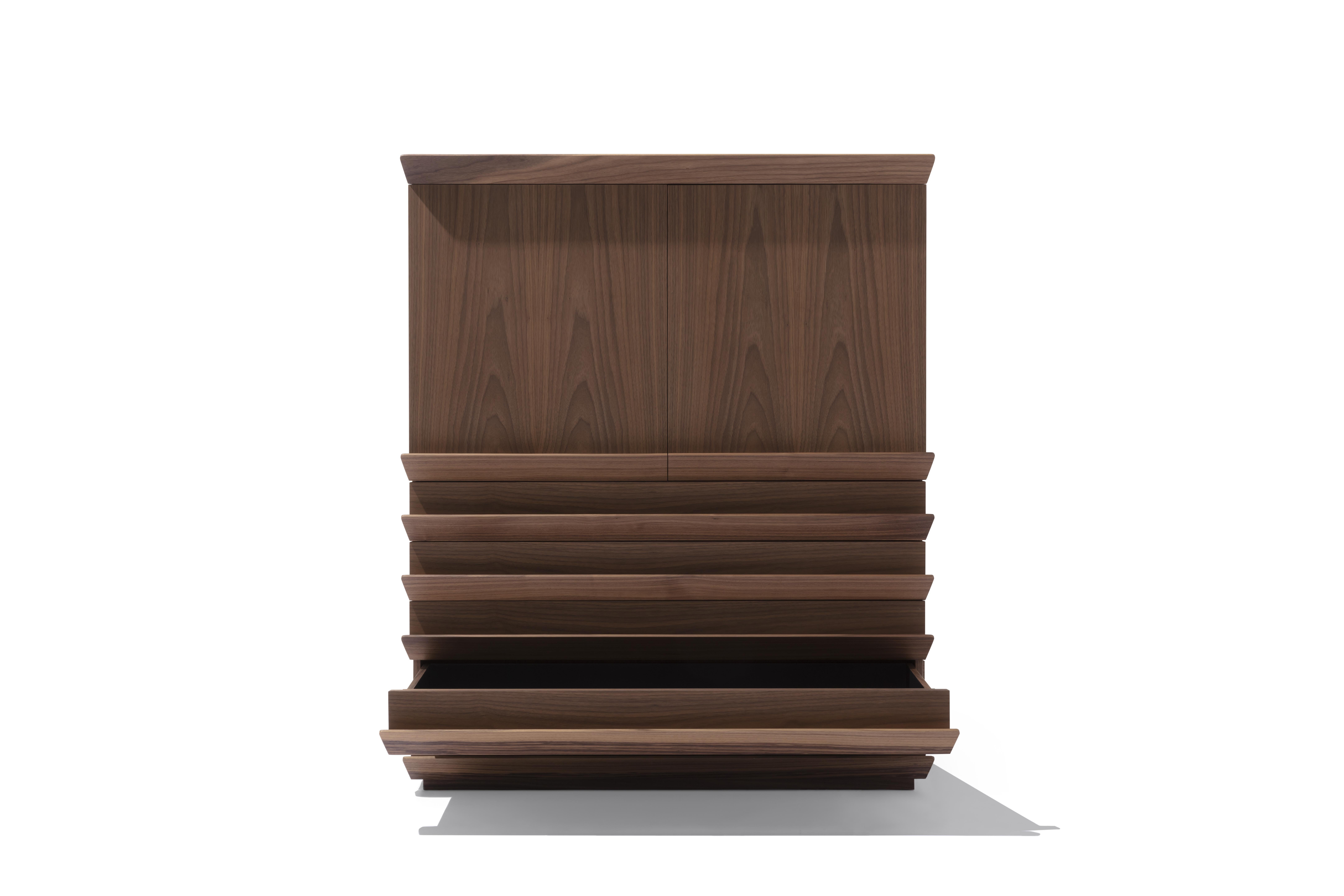 The overlooking large cabinet is characterized by the decisive and discreet presence of wing handles arranged along the entire length of the front of the cabinet, which allow you to easily open drawers or cabinet doors. Each element of the