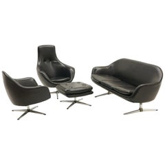 Overman Wohnzimmerset:: Loveseat:: Paar Stühle und Ottomane:: schwarzes Vinyl