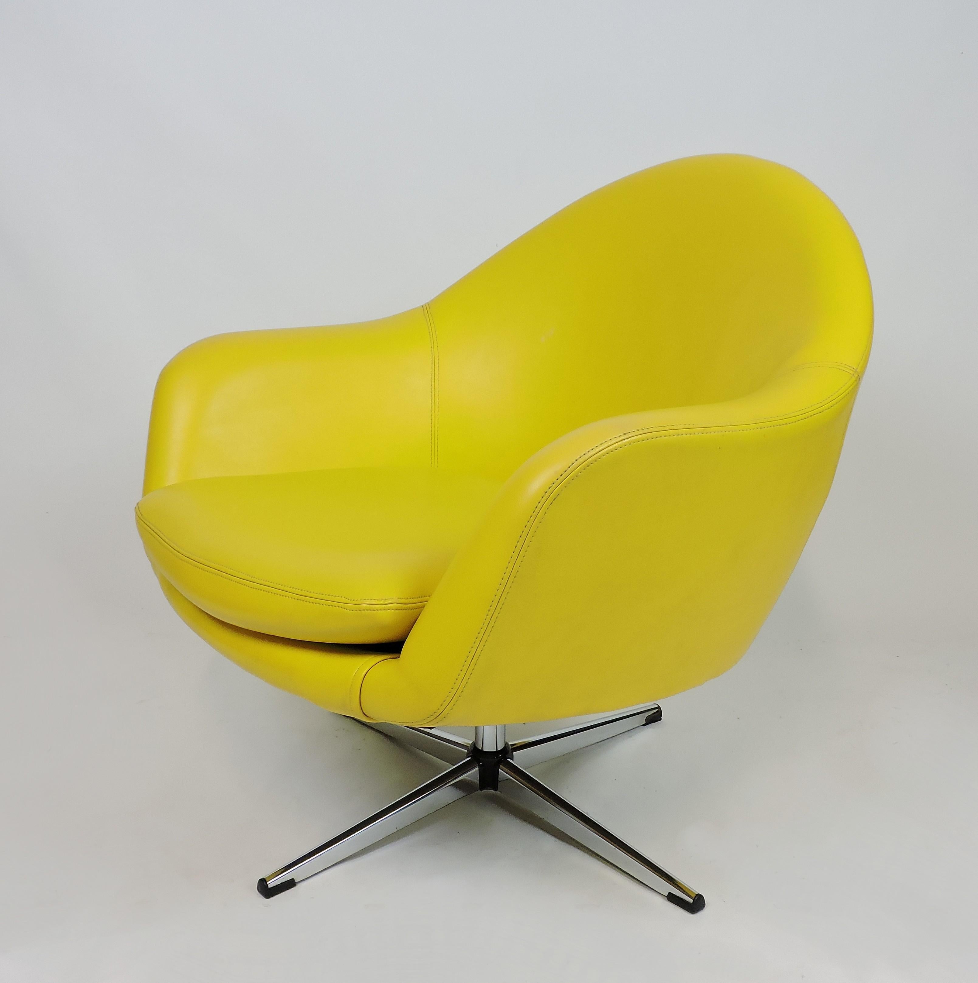 Overman Mid-Century Modern Chrome Swivel Pod Chair in Yellow In Good Condition In Chesterfield, NJ