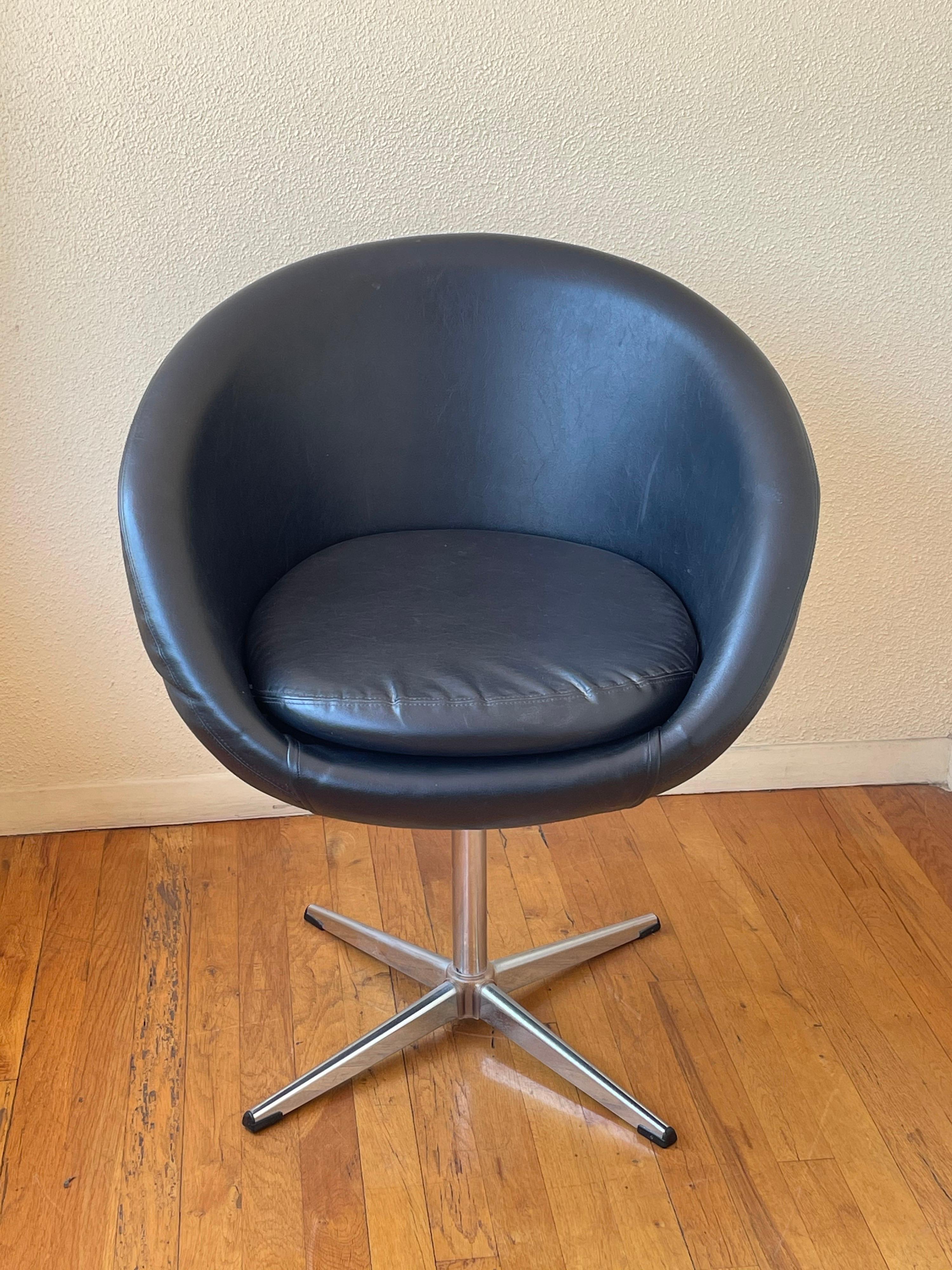 Overman Pod Mid Century Black Swivel Lounge Chair Space Age In Good Condition In San Diego, CA