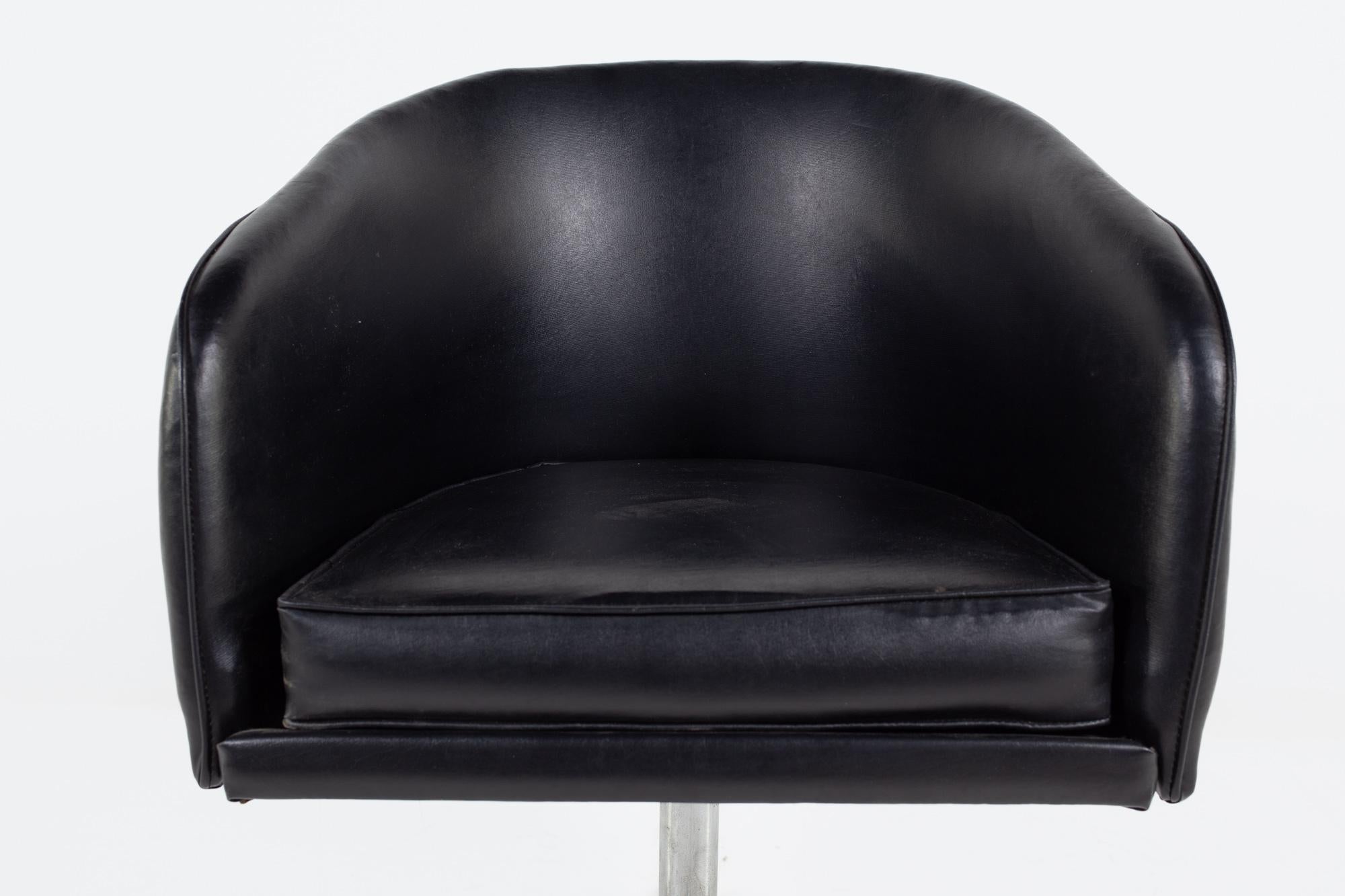 Chaise longue d'appoint en vinyle noir mi-siècle de style Overman, lot de 6 en vente 2