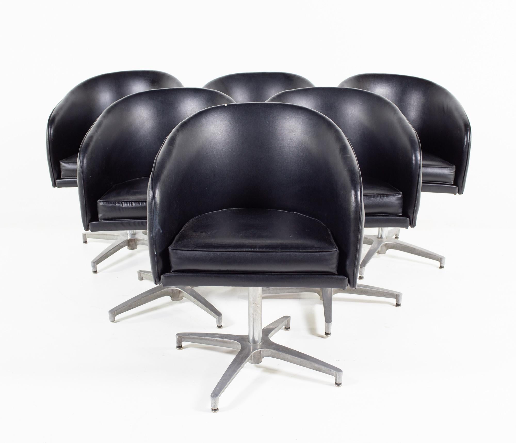 Chaise de salon d'appoint en vinyle noir de style Overman, milieu du siècle, jeu de 6

Chaque chaise mesure : largeur 24 x profondeur 22,5 x hauteur 33 pouces, avec une hauteur d'assise de 20 pouces

Tous les meubles peuvent être obtenus dans ce