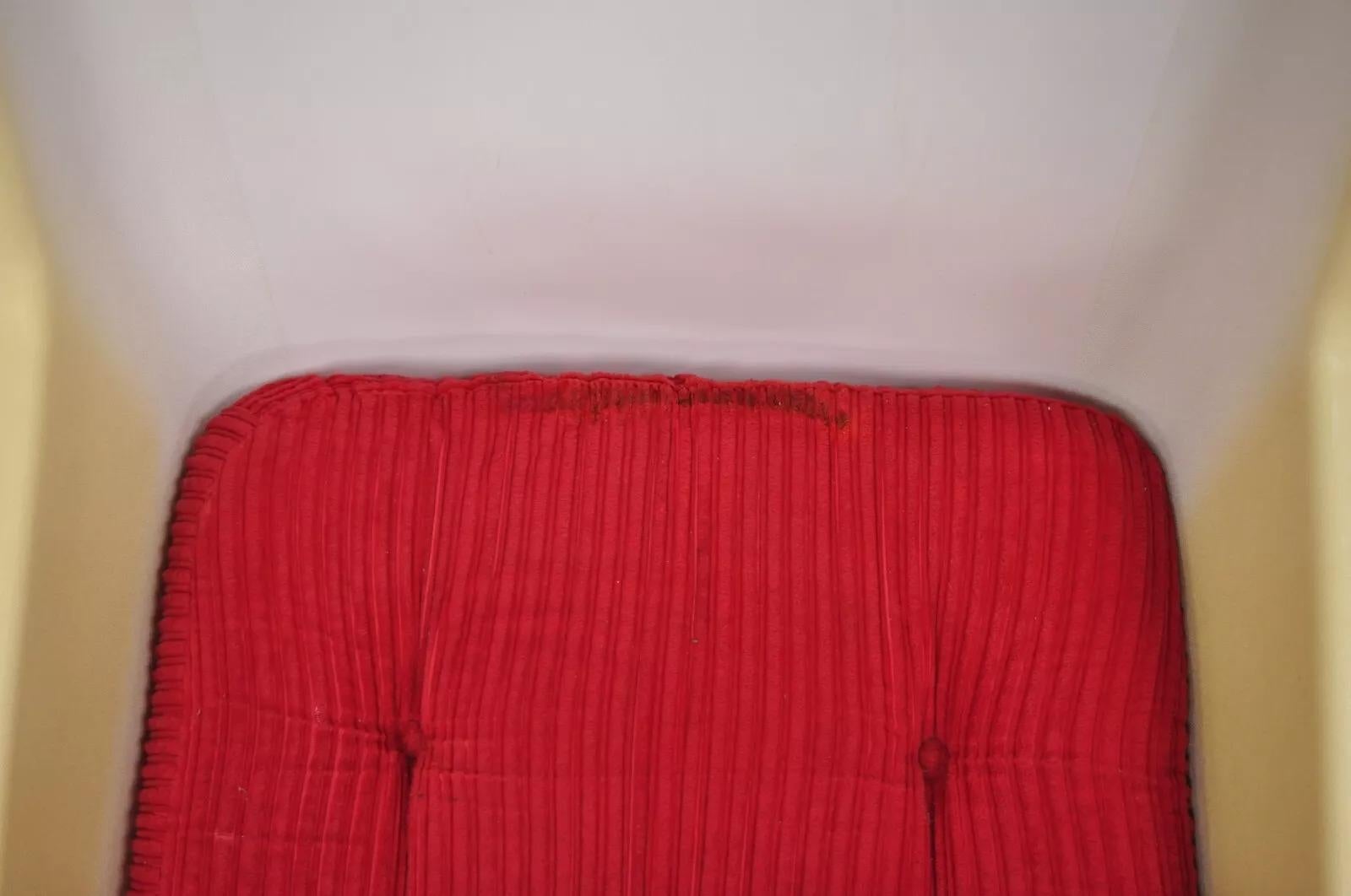 Overman Sweden Mid Century Modern Molded Plastic Swivel Tilt Lounge Chair In Good Condition For Sale In Philadelphia, PA