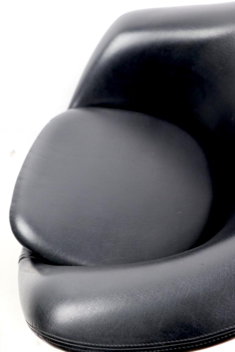 Overman Swivel Chair in Black 1