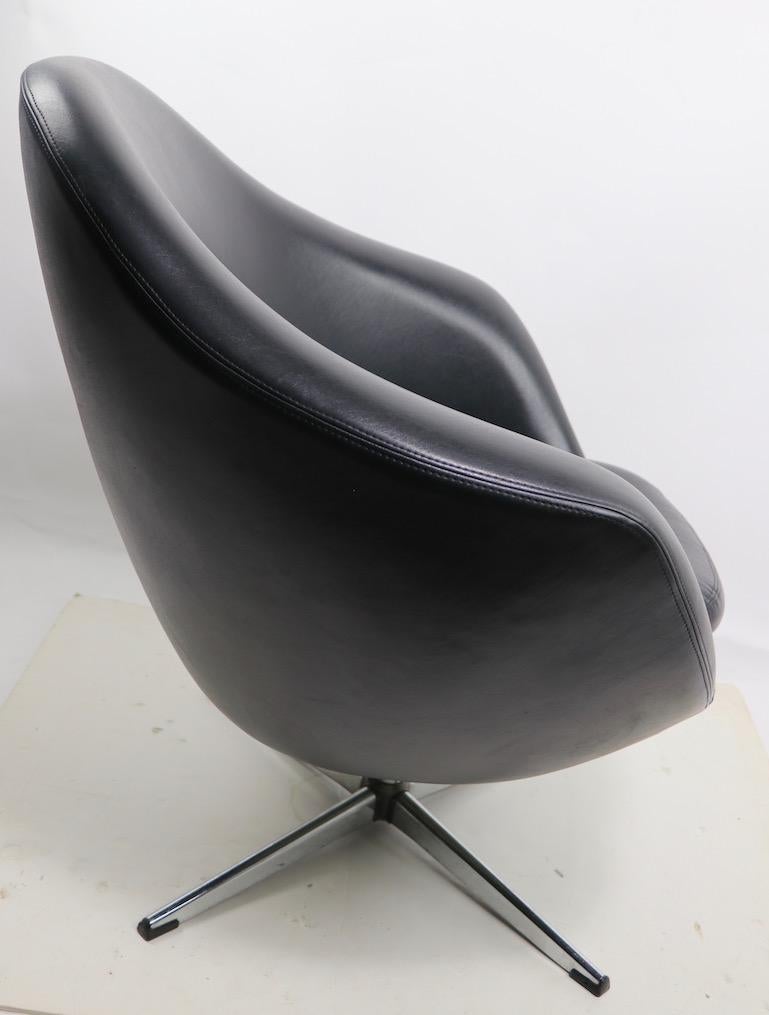Overman Swivel Chair in Black In Good Condition In New York, NY