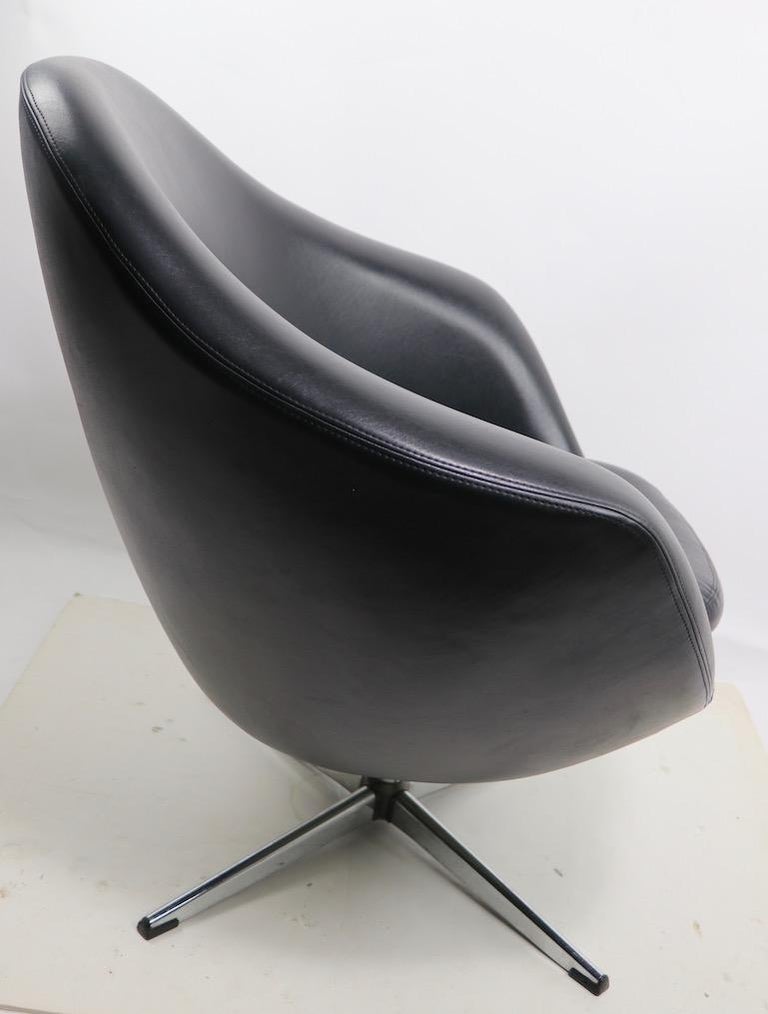 Overman Swivel Chair in Black For Sale at 1stDibs