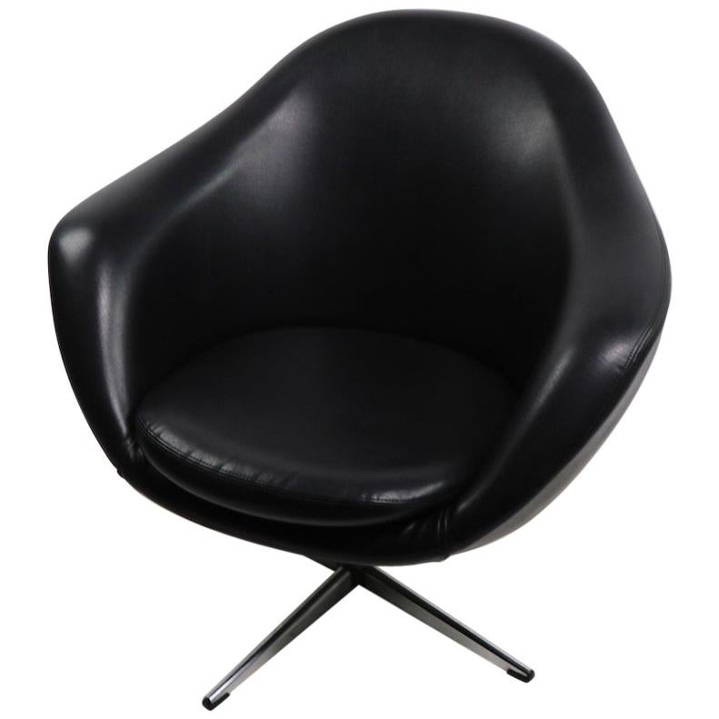 Overman Swivel Chair in Black