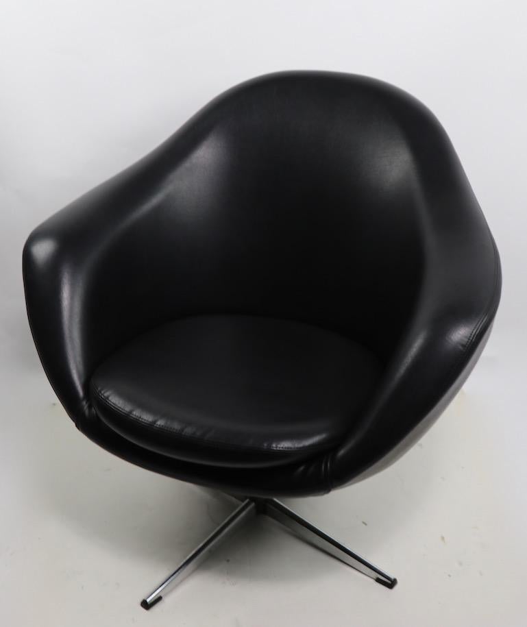 Overman swivel chair in black vinyl on bright chrome star base. Very fine, original condition, clean and ready to use. 31 Total H x 33 Arm H x 16 Seat H (inches).