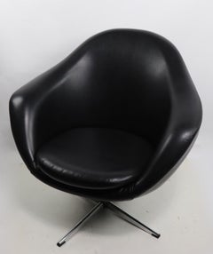 Overman Swivel Chair in Black