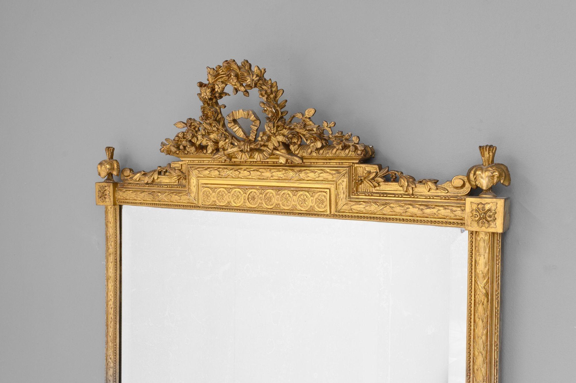 Specchio francese da soffitto con piastra originale e finitura dorata.
Circa 1900.
H. H. 174cm x L. 95cm x P. 16cm