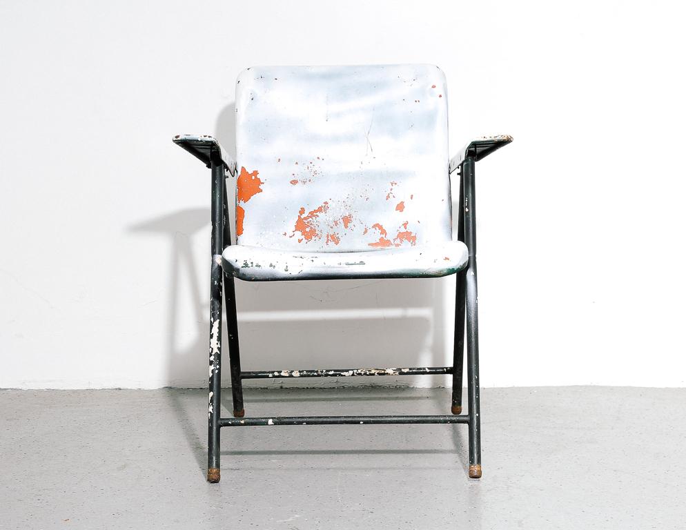Vintage steel folding armchair by Russel Wright. Excellent patina revealing at least 4 coats of white, orange, black, and green paint.

Measure: 18