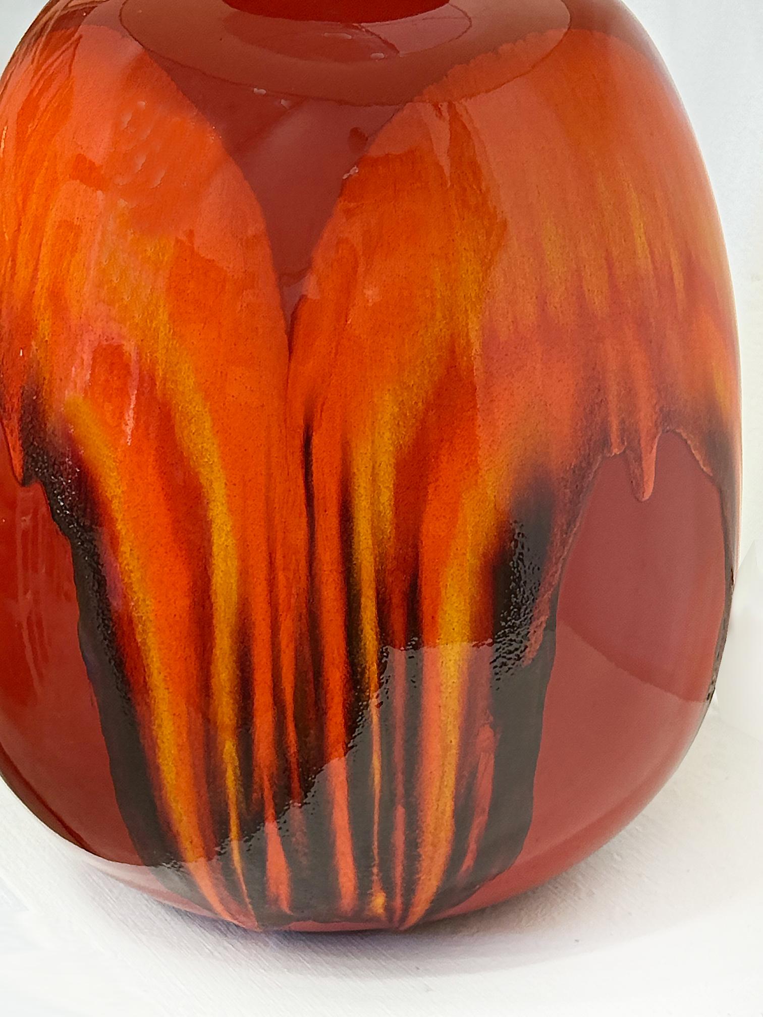 Danois Overscale Mid-century Danish Modern Bulbous Drip Glaze Lamp en vente