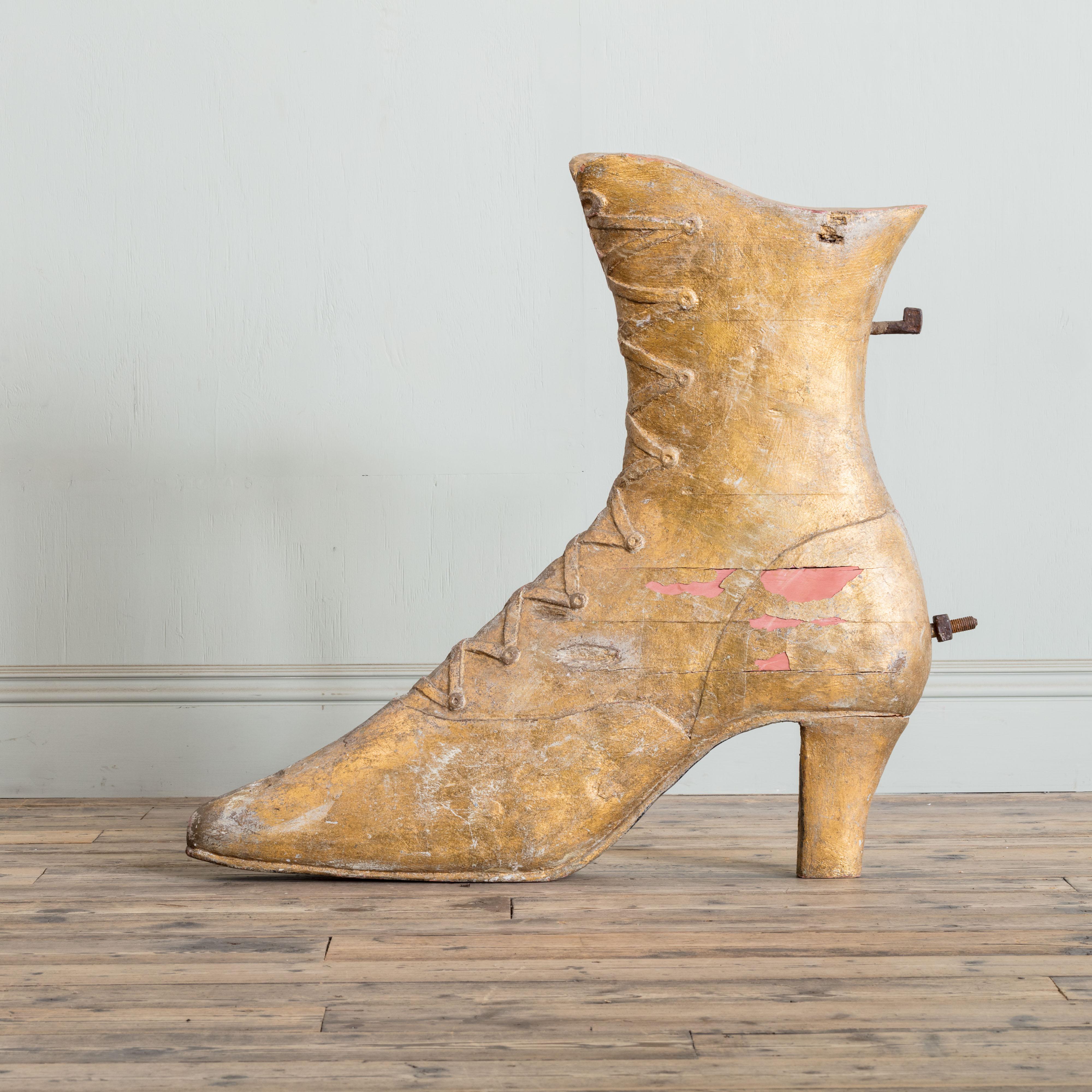 Chaussure surdimensionnée en bois doré, 19e siècle Bon état - En vente à London, GB
