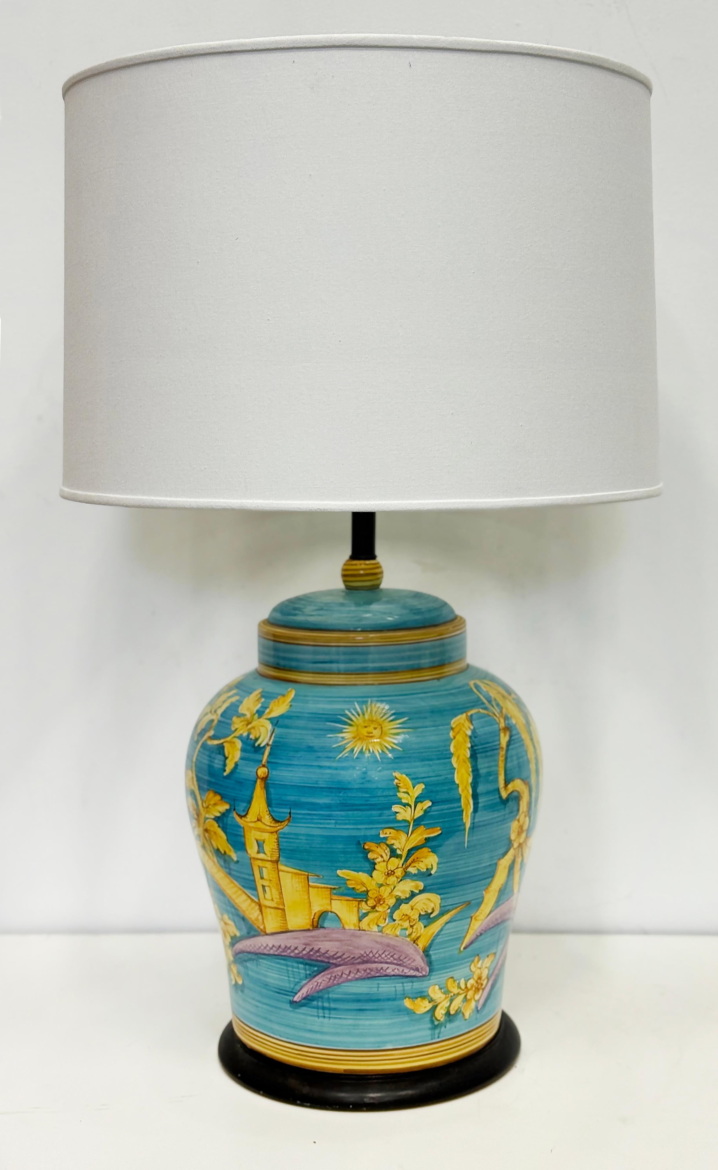 Lampe surdimensionnée en céramique à motif chinois peint à la main circa 1960, Italie

Nous proposons à la vente une lampe italienne surdimensionnée en céramique peinte à la main et décorée d'un motif de Chinoiserie. La carte date des années 1960 et