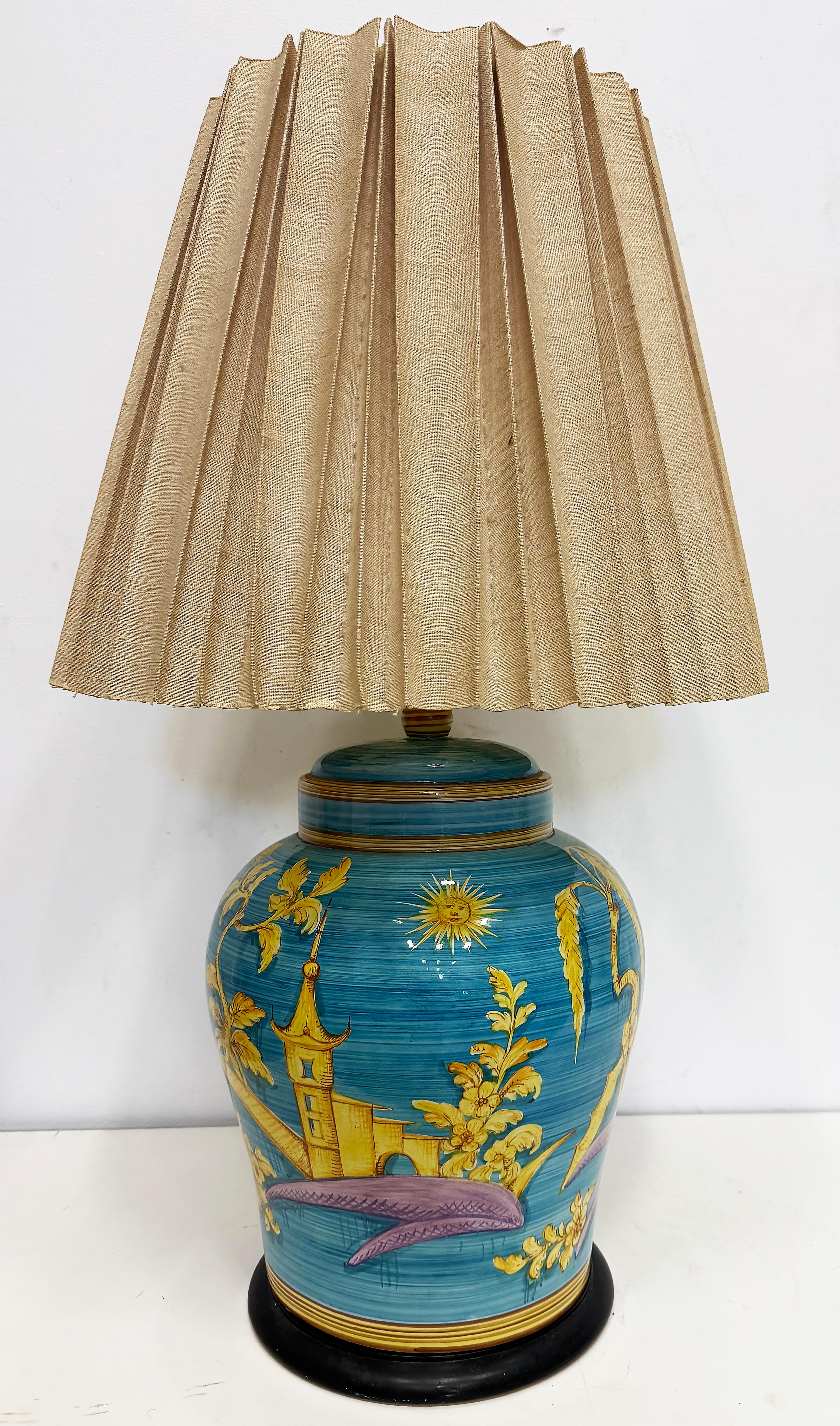 Milieu du XXe siècle Lampe surdimensionnée en céramique à motif chinois peint à la main circa 1960, Italie en vente